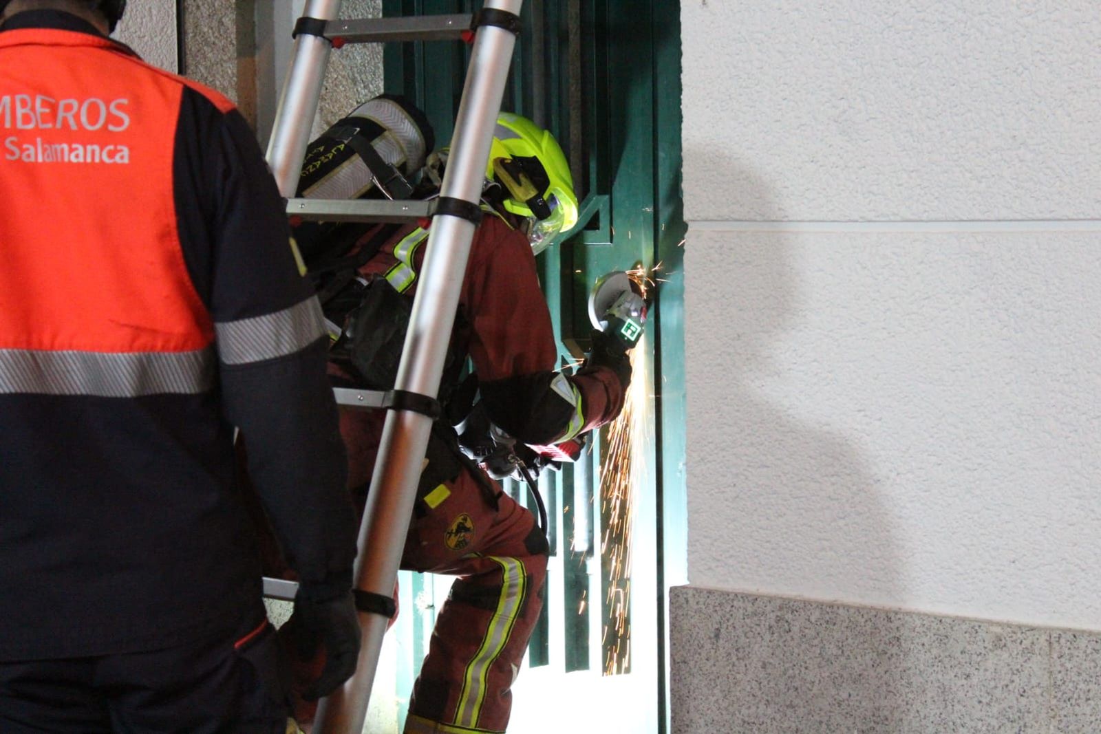Bomberos de Salamanca intervienen en una nave de la calle Mayor del Arrabal (13)