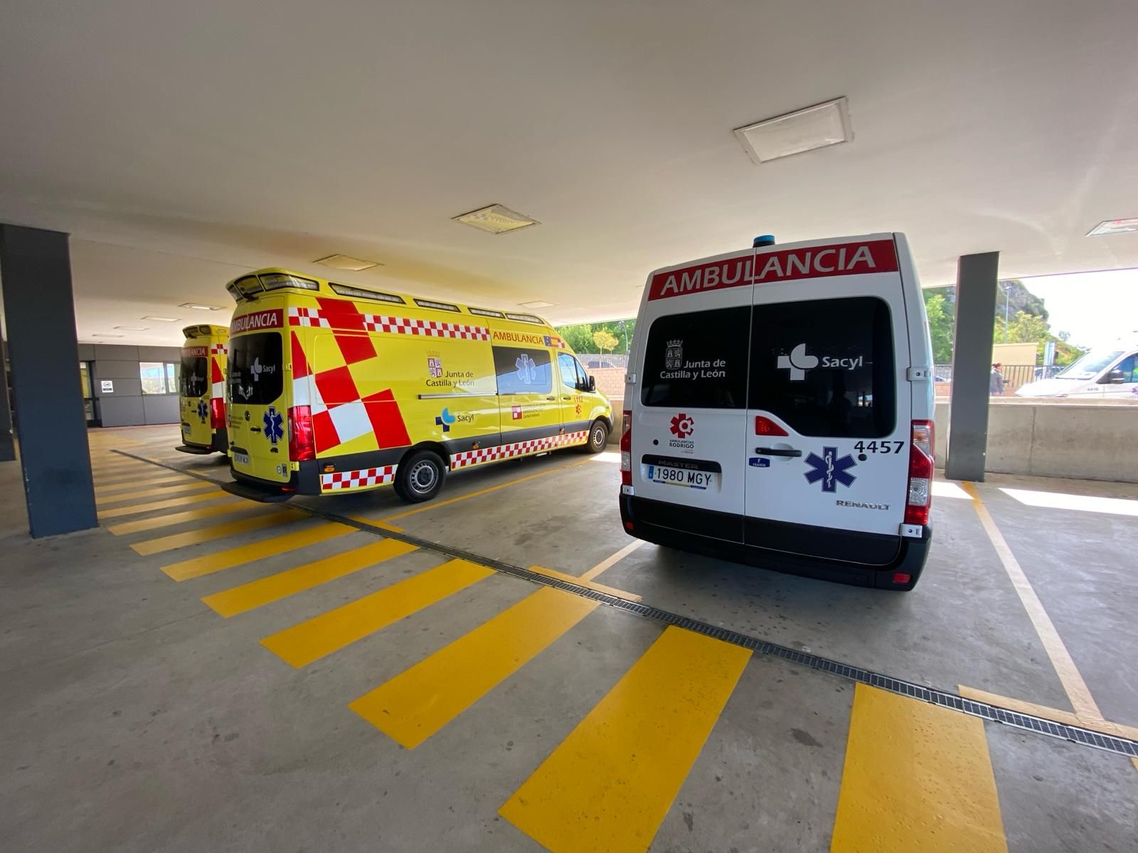 Ambulancia en el Hospital de Salamanca en una foto de archivo