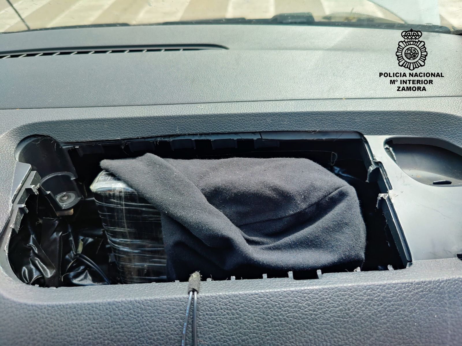 El vehículo tras descubrir la 'caleta'