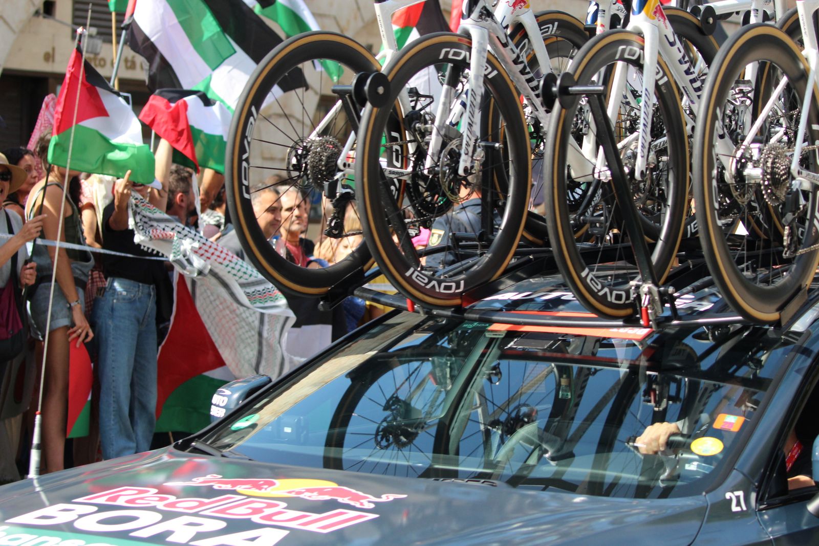 Protestas por Palestina al paso de la Vuelta Ciclista a España por Salamanca