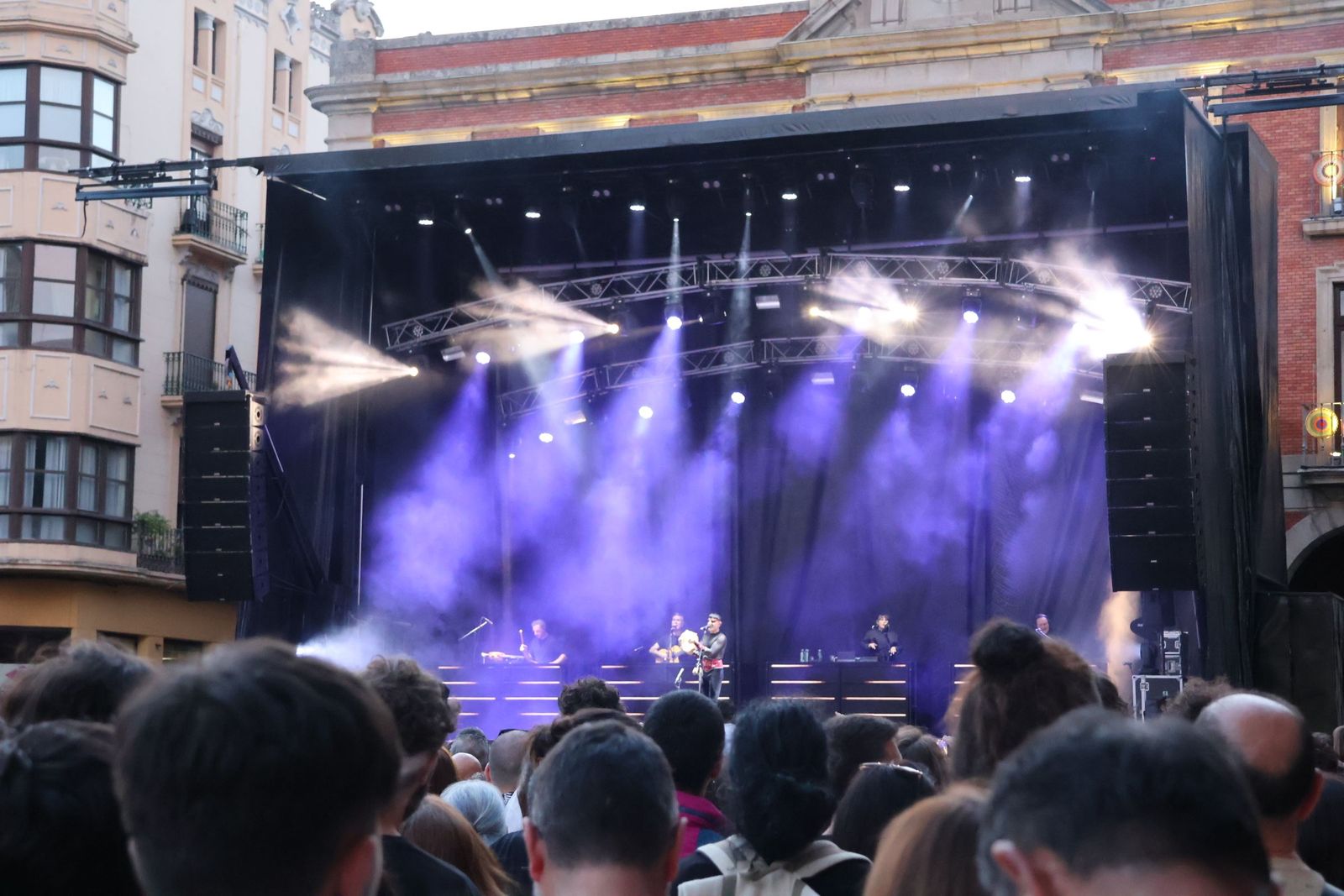 concierto-de-rodrigo-cuevas-en-la-plaza-mayor-de-zamora-7