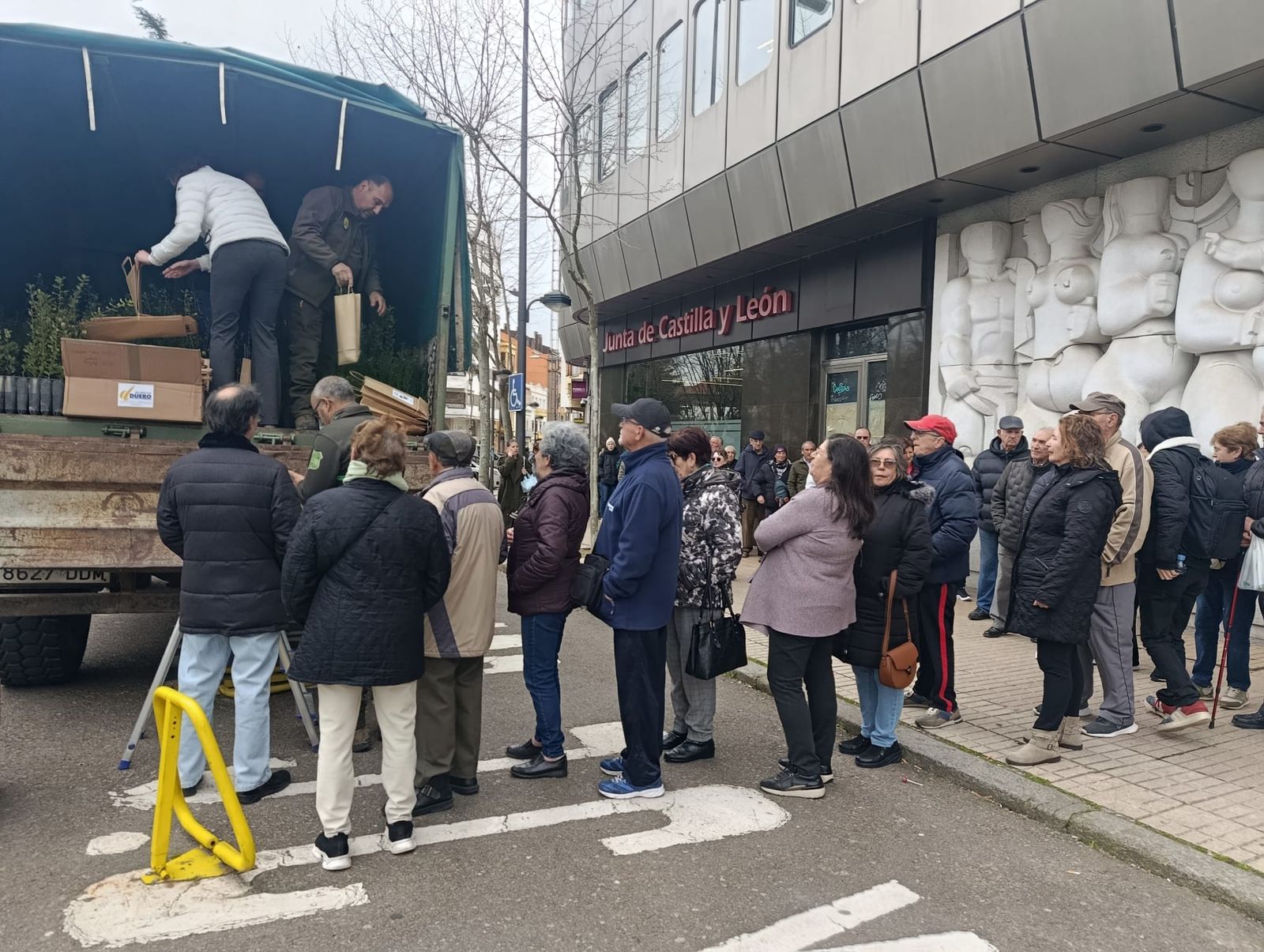 Reparto de árboles y plantas ante la Delegación Territorial de la Junta