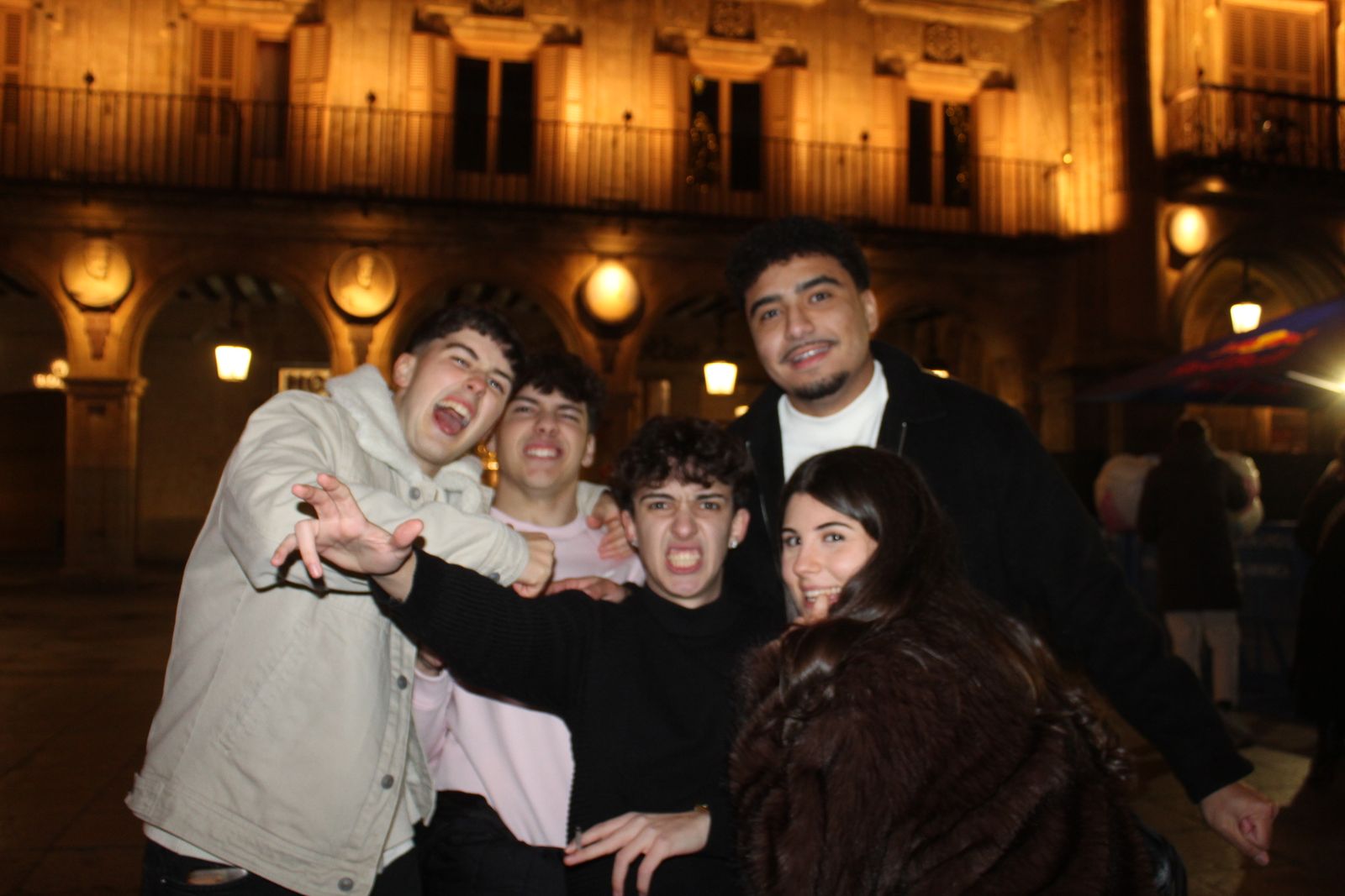 Miles de personas disfrutan de las campanadas y la fiesta del Fin de Año Universitario