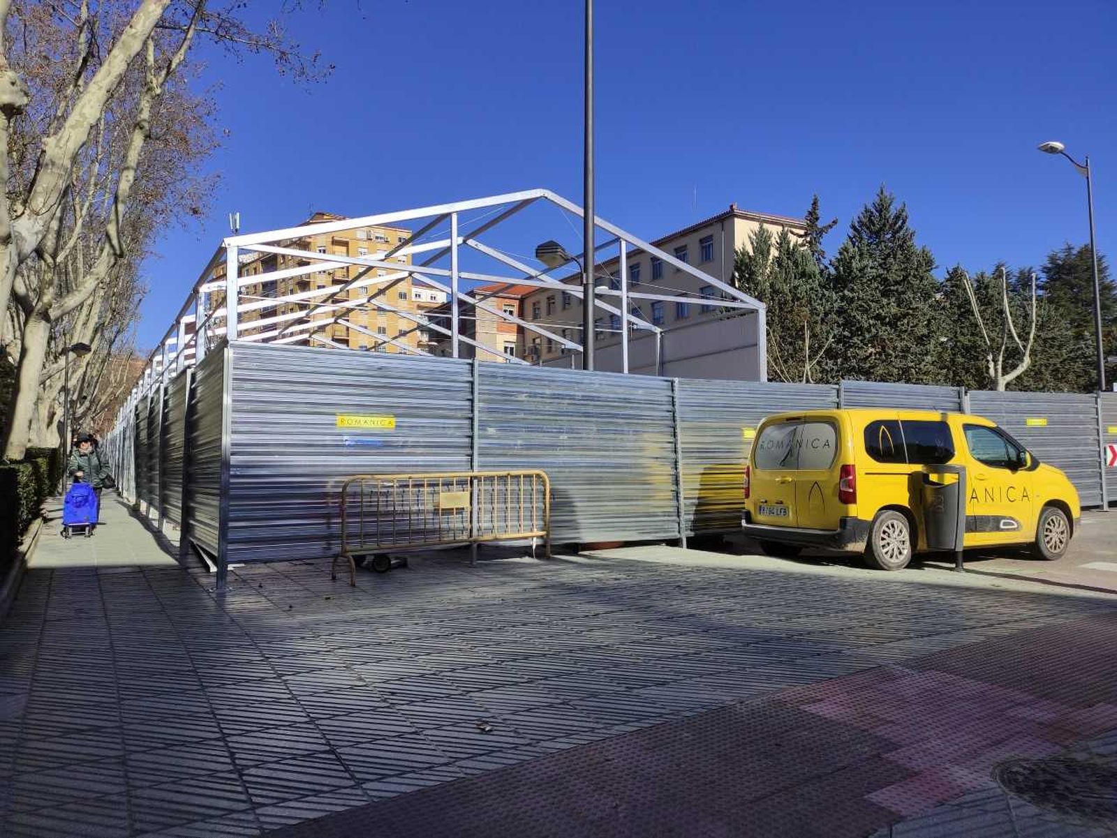 Montaje del mercado de abastos provisional (2)