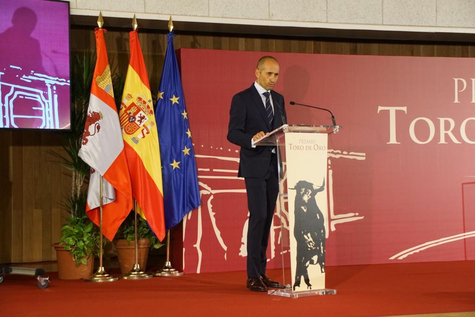 entrega-del-premio-del-toro-de-oro-a-la-ganaderia-de-vellosino-por-la-feria-taurina-2023-17