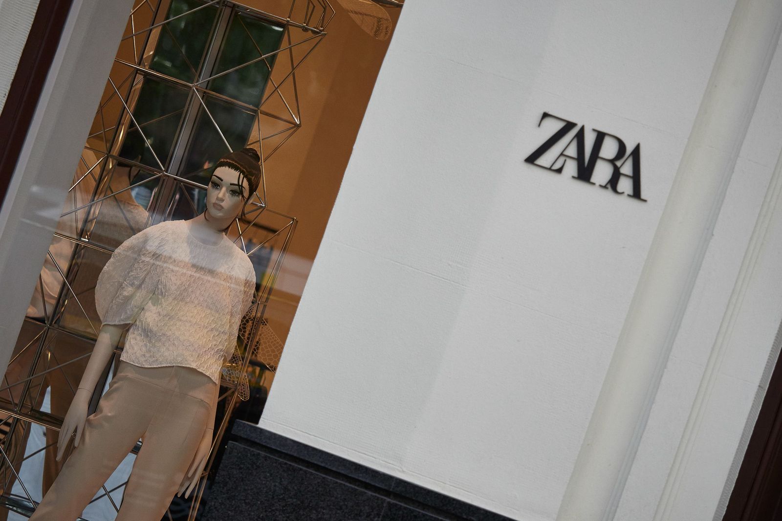 Tienda de Zara cerrada un día después de que el Gobierno anunciara las medidas de desescalada por la pandemia del coronavirus, en Pamplona (Navarra) a 29 de abril de 2020.