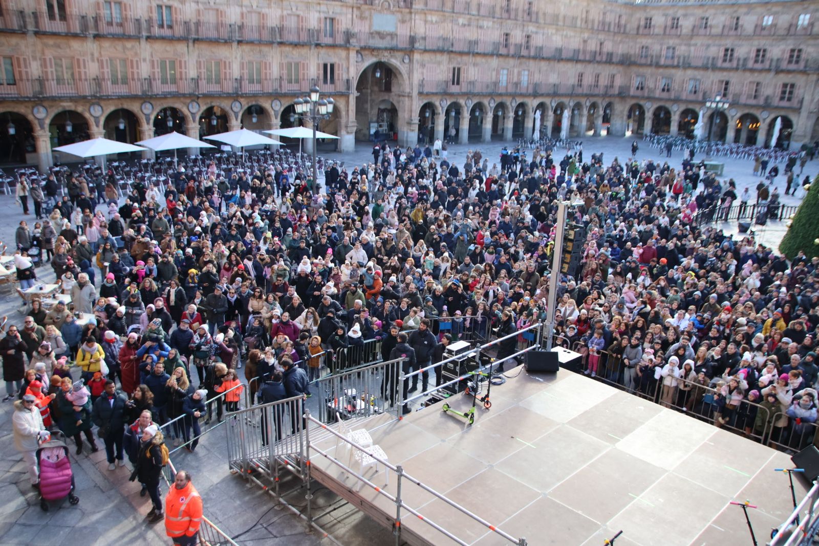 El alcalde de Salamanca, Carlos García Carbayo, recibe a sus Majestades los Reyes Magos y Concierto de Chloe DelaRosa en la Plaza Mayor