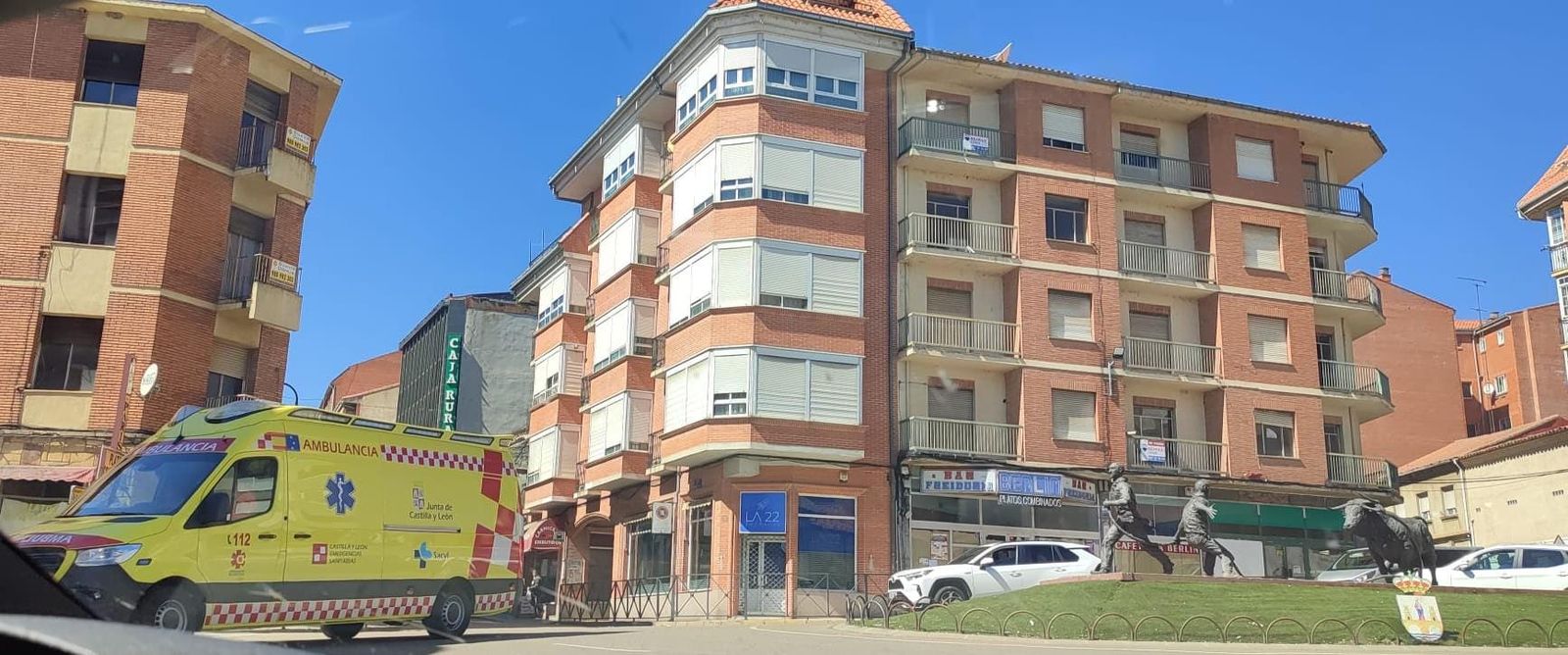 Rotonda en Benavente. Ambulancia. Archivo