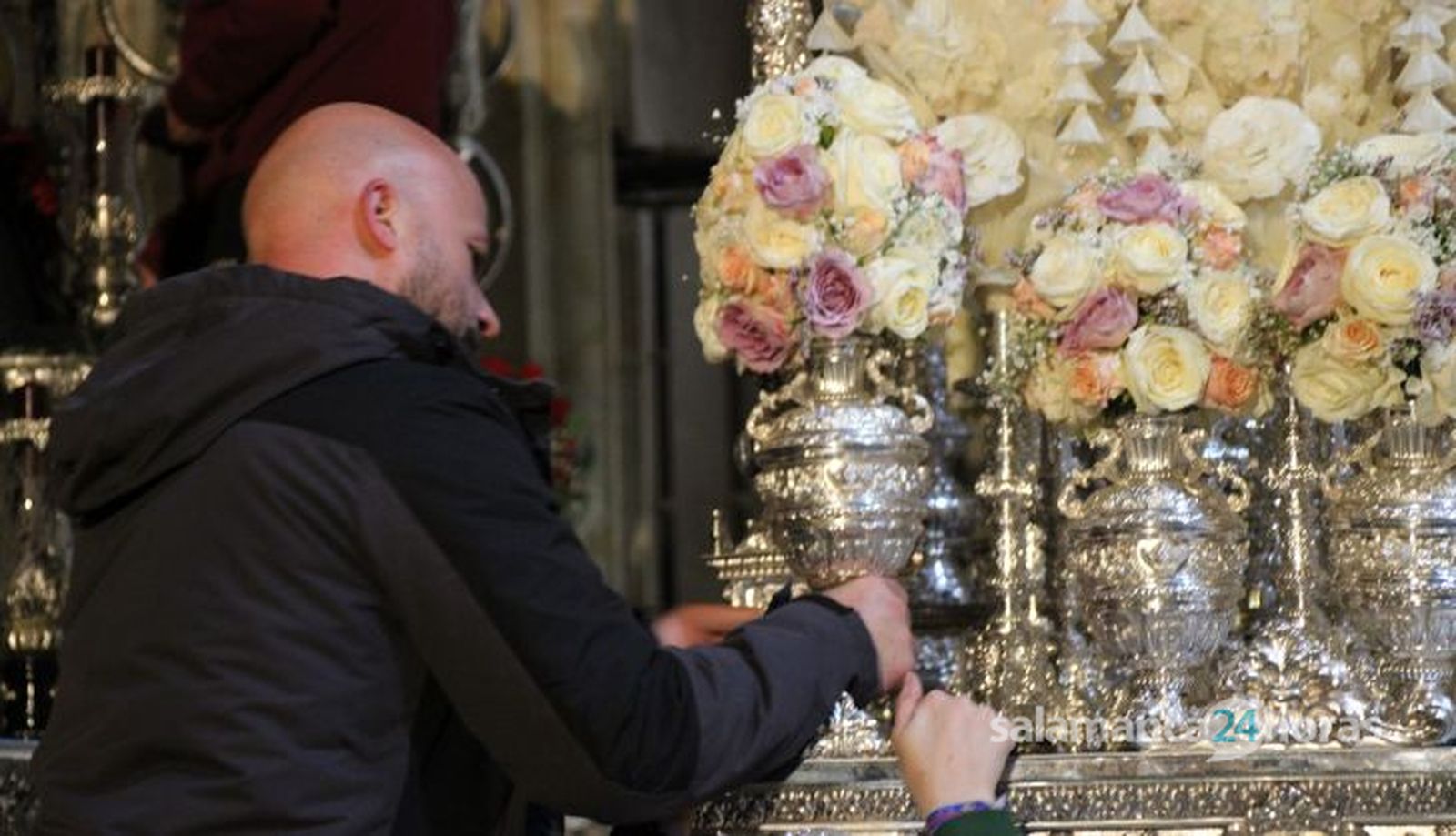 Colocación de flores en el paso de La Esperanza