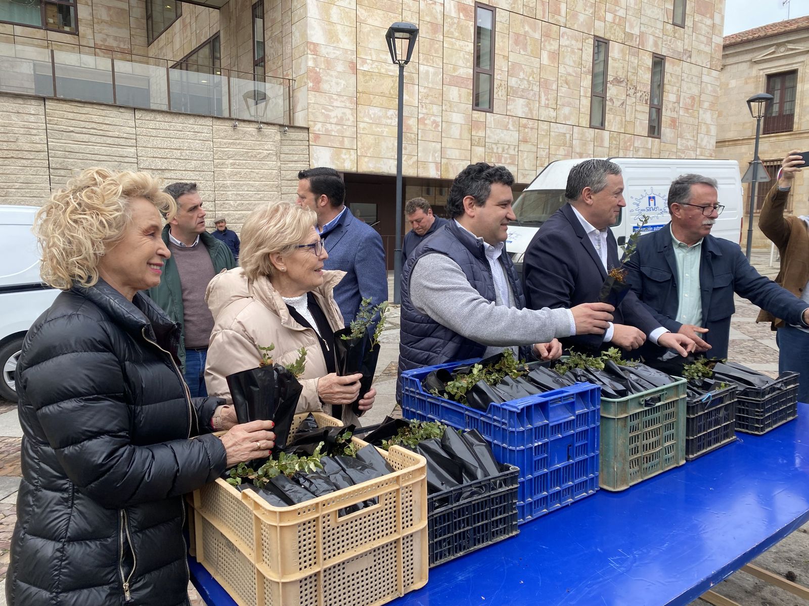 Reparto de 2.000 alcornoques en Zamora por el Día del Árbol