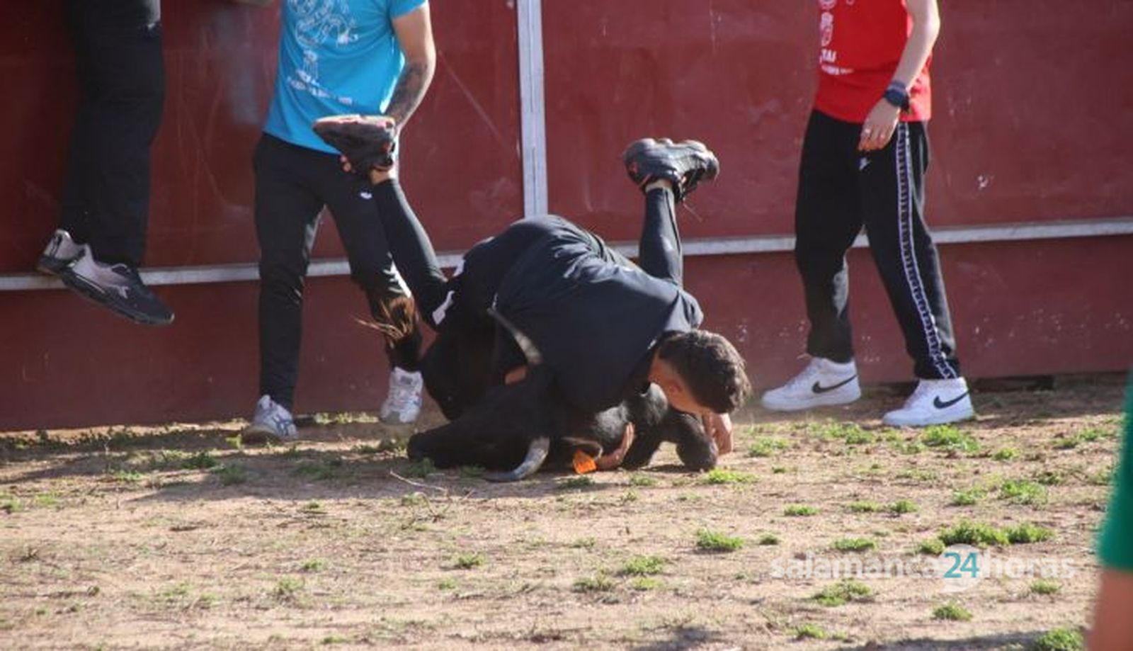 Capea y recortes en Villares 