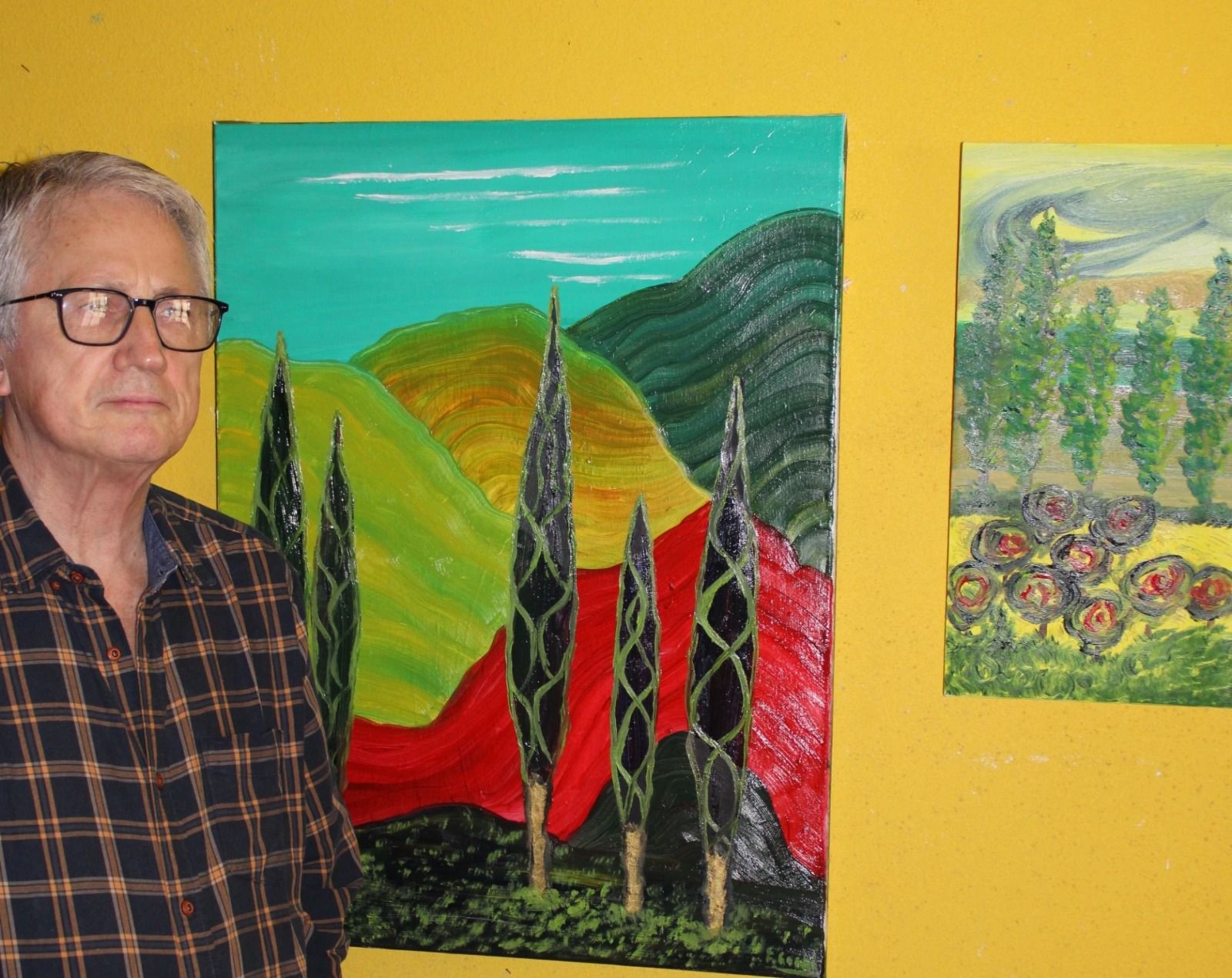 El pintor F. Gochi junto a una de sus obras