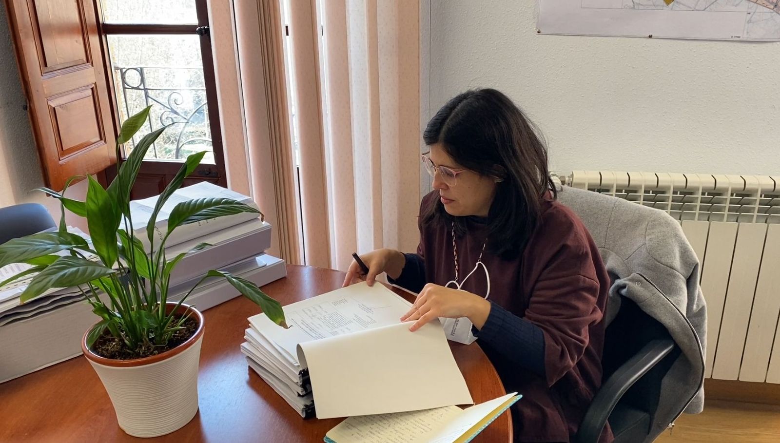 Beatriz Asensio fiscalizando exptes en Ayto Benavente