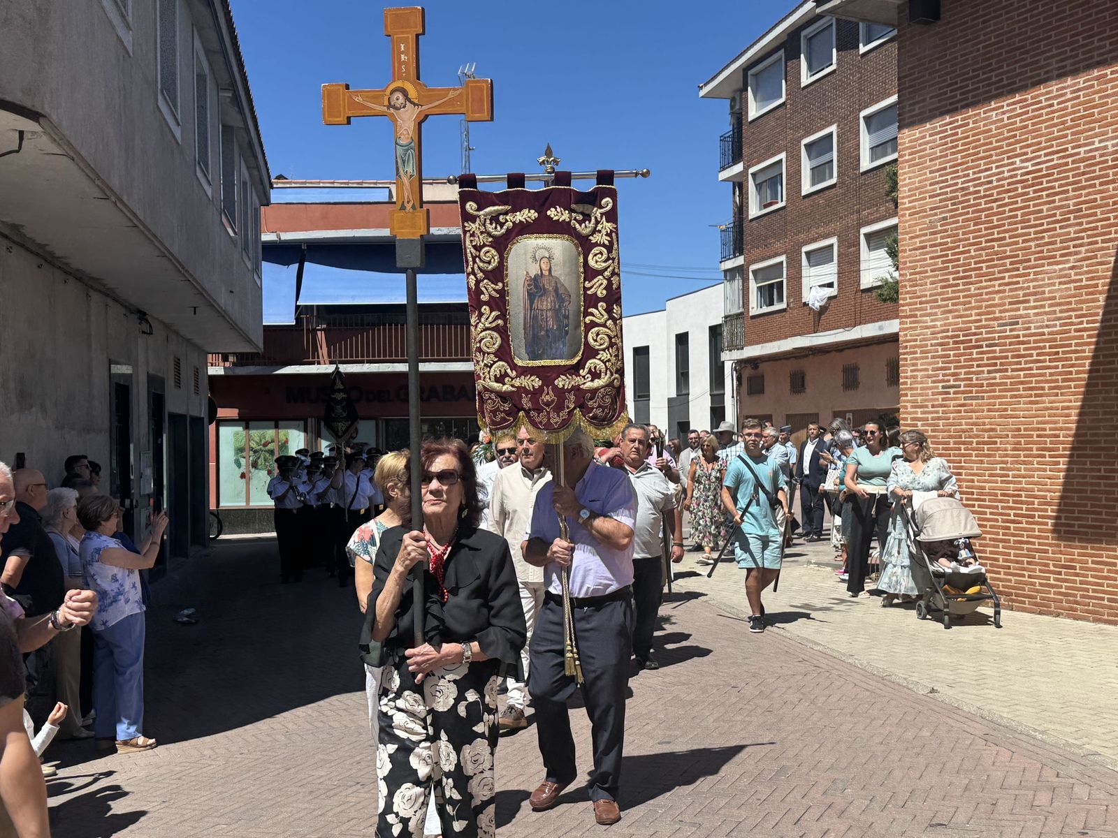 Misa solemne en honor a Santa Marta y a continuación procesión y vino español en el paseo fluvial.