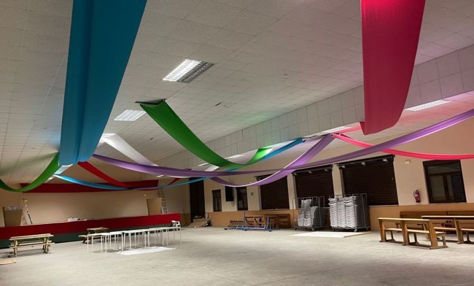 Comienzan los preparativos en el edificio de Servicios Múltiples de Villardeciervos para el II Festival Cortera Fest