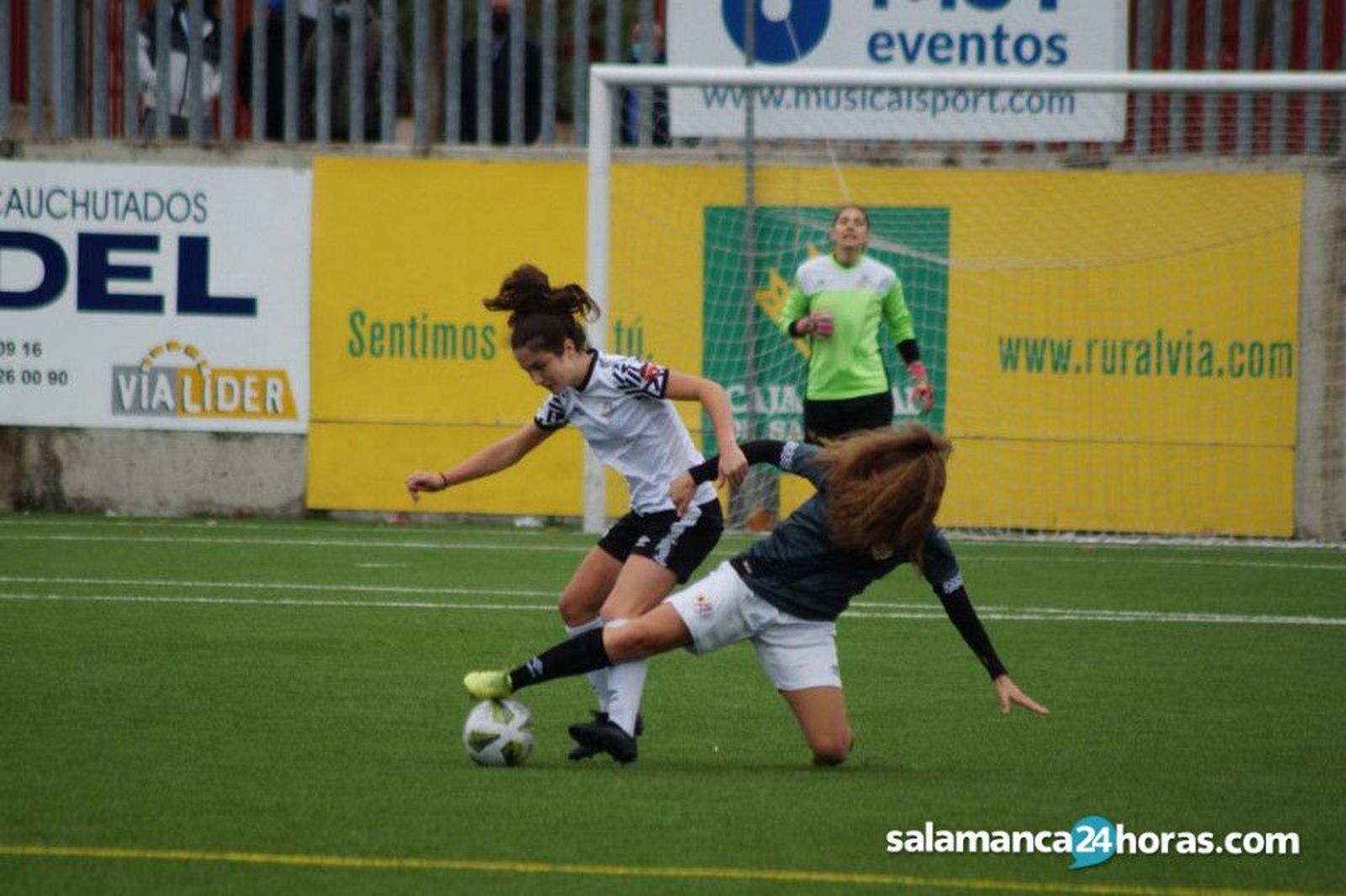 Saza pugna por un balón ante el Rayo B.