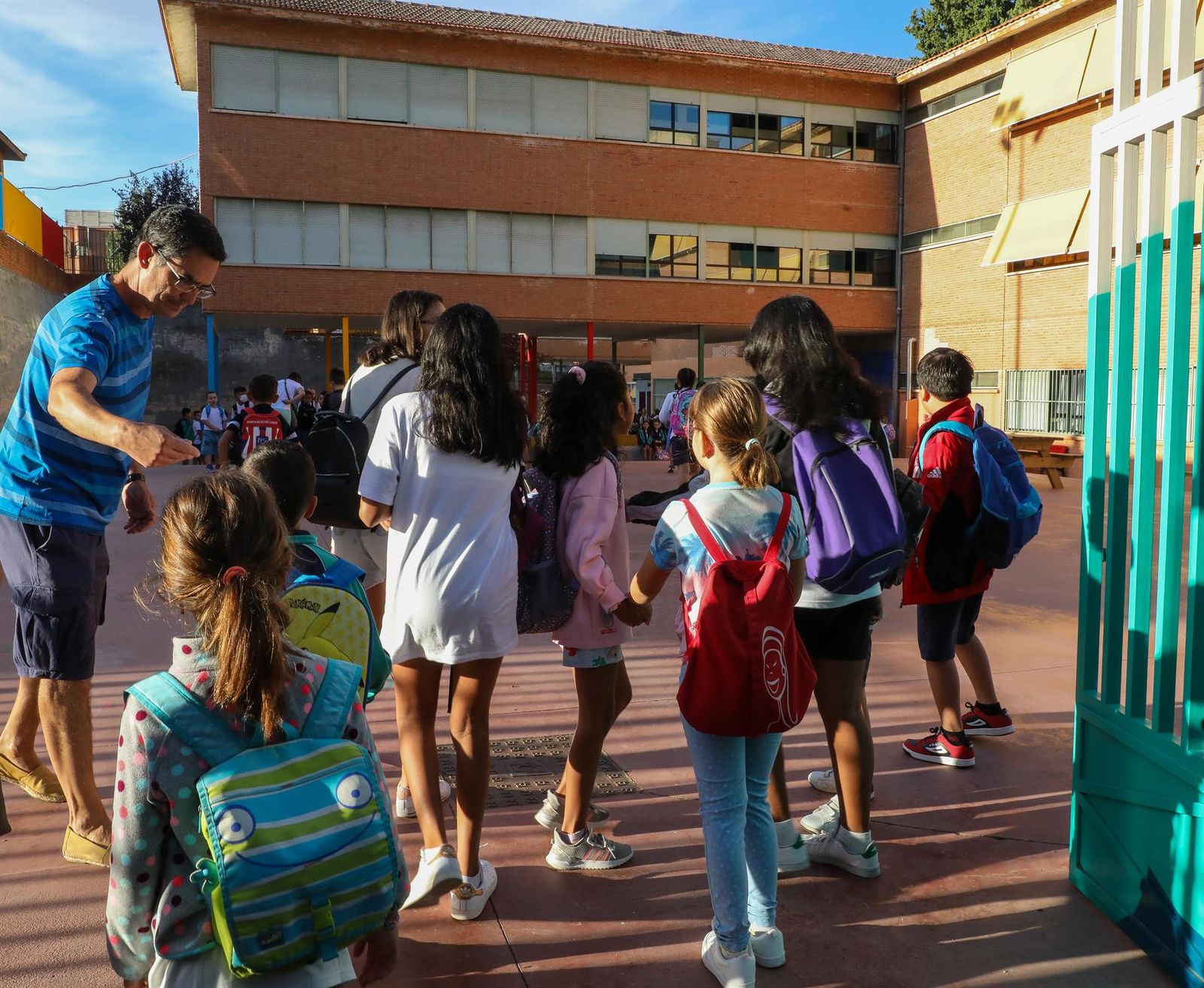Archivo   Varios niños a su llegada al colegio CEIP Hernán Cortés durante el primer día de comienzo del curso escolar, a 7 de septiembre de 2022, en Madrid (España).