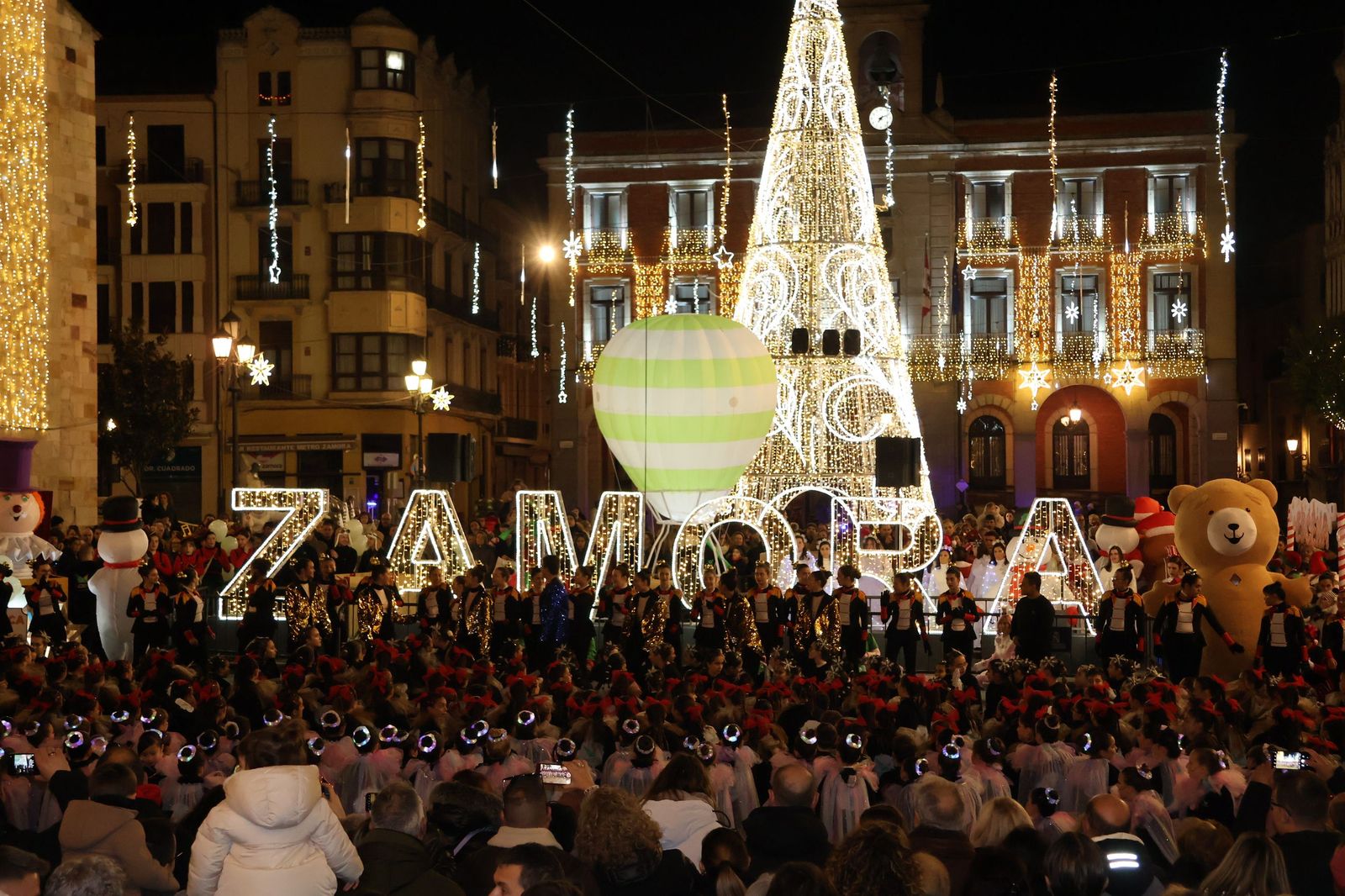 El animado pasacalles de Escena terminó con varias actuaciones en la Plaza Mayor