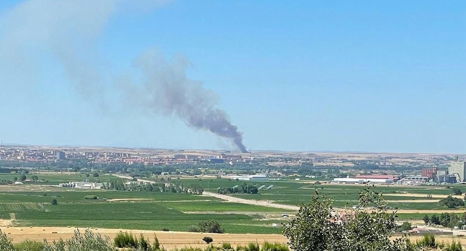 Una gran columna de humo hace saltar las alarmas: incendio en Roales