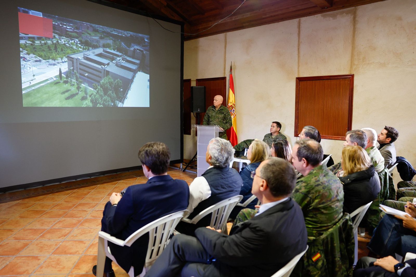 visita-el-antiguo-campamento-militar-de-monte-la-reina-en-toro-zamora-para-conocer-los-avances-del-proyecto-de-construccion-del-nuevo-acuartelamiento-del-et-foto-ruben-somontemde-2