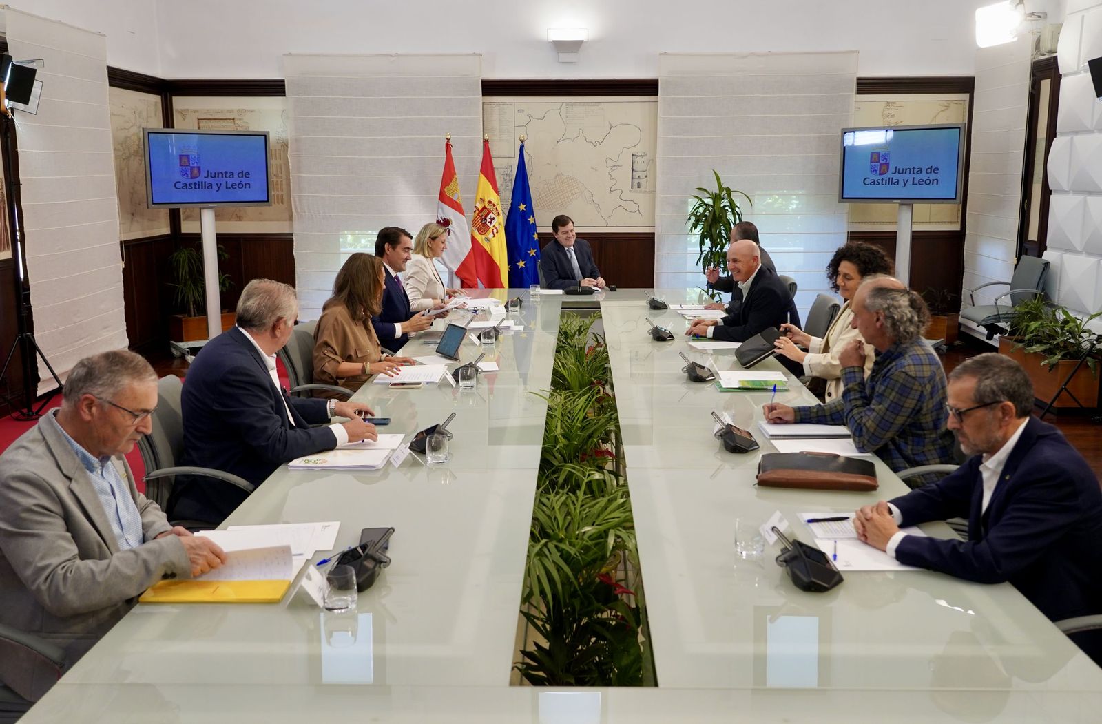 El presidente de la Junta de Castilla y LeÃ³n, Alfonso FernÃ¡ndez MaÃ±ueco, mantiene un encuentro con las organizaciones agrarias de la Comunidad y Urcacyl