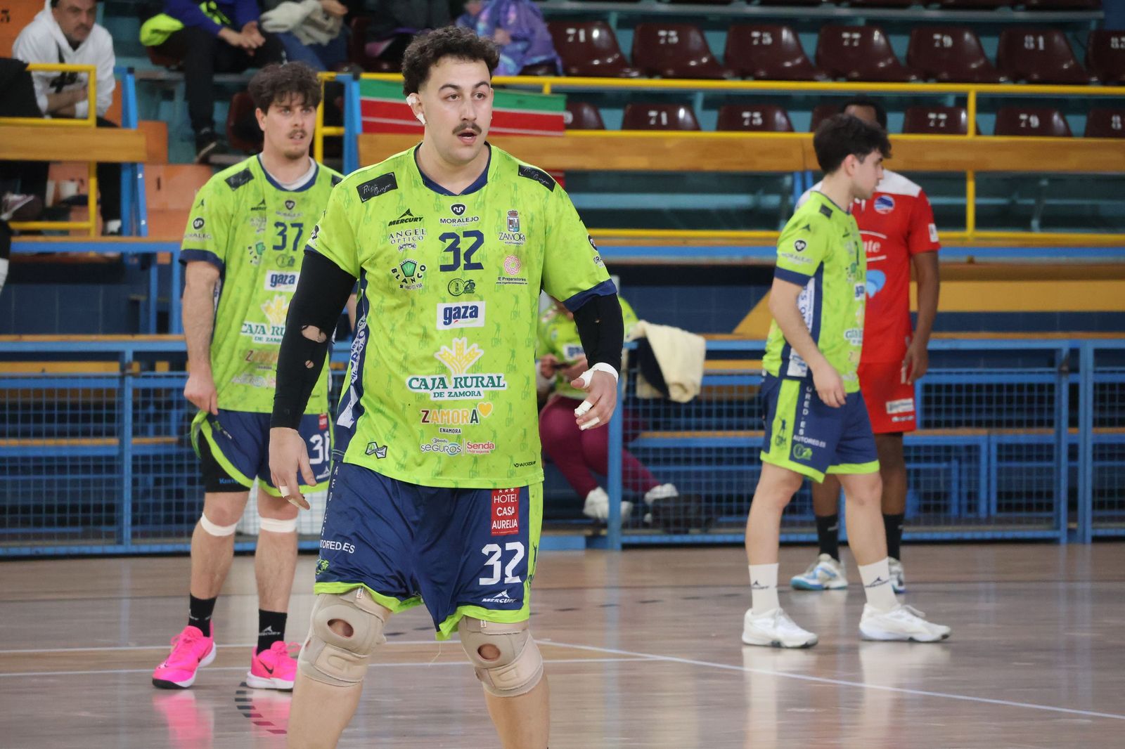 GALERÍA | Revive el apasionante duelo entre el Balonmano Zamora y el Ciudad de Santander