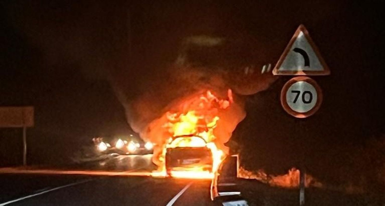 Coche ardiendo a la entrada de Fresno Alhándiga