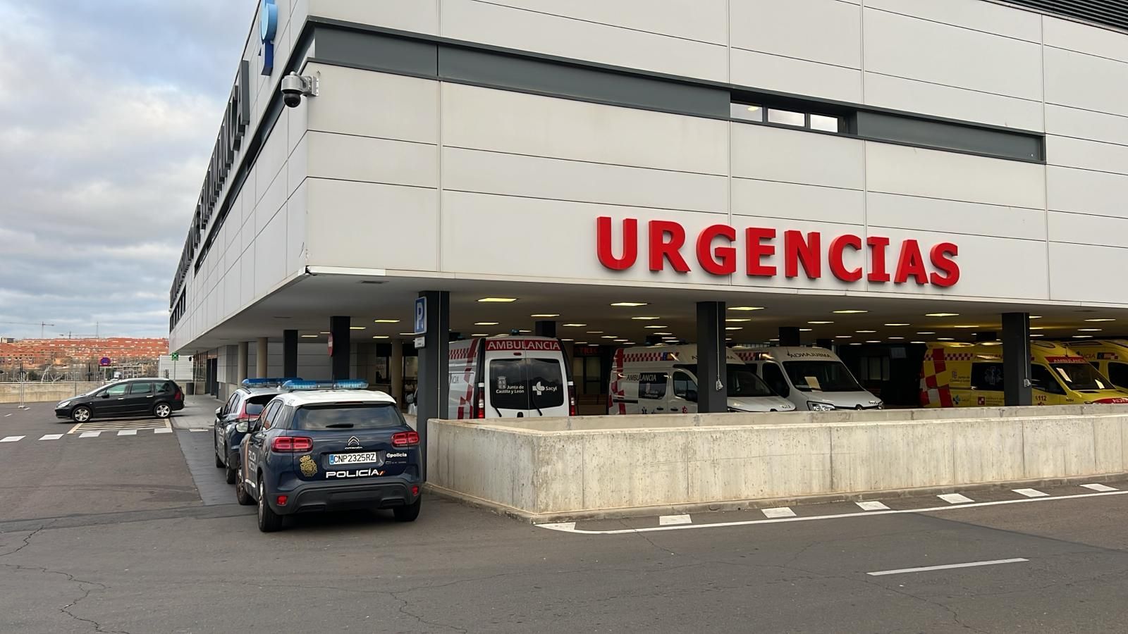 Policía Nacional en Urgencias del hospital de Salamanca. Foto Salamanca24horas.com