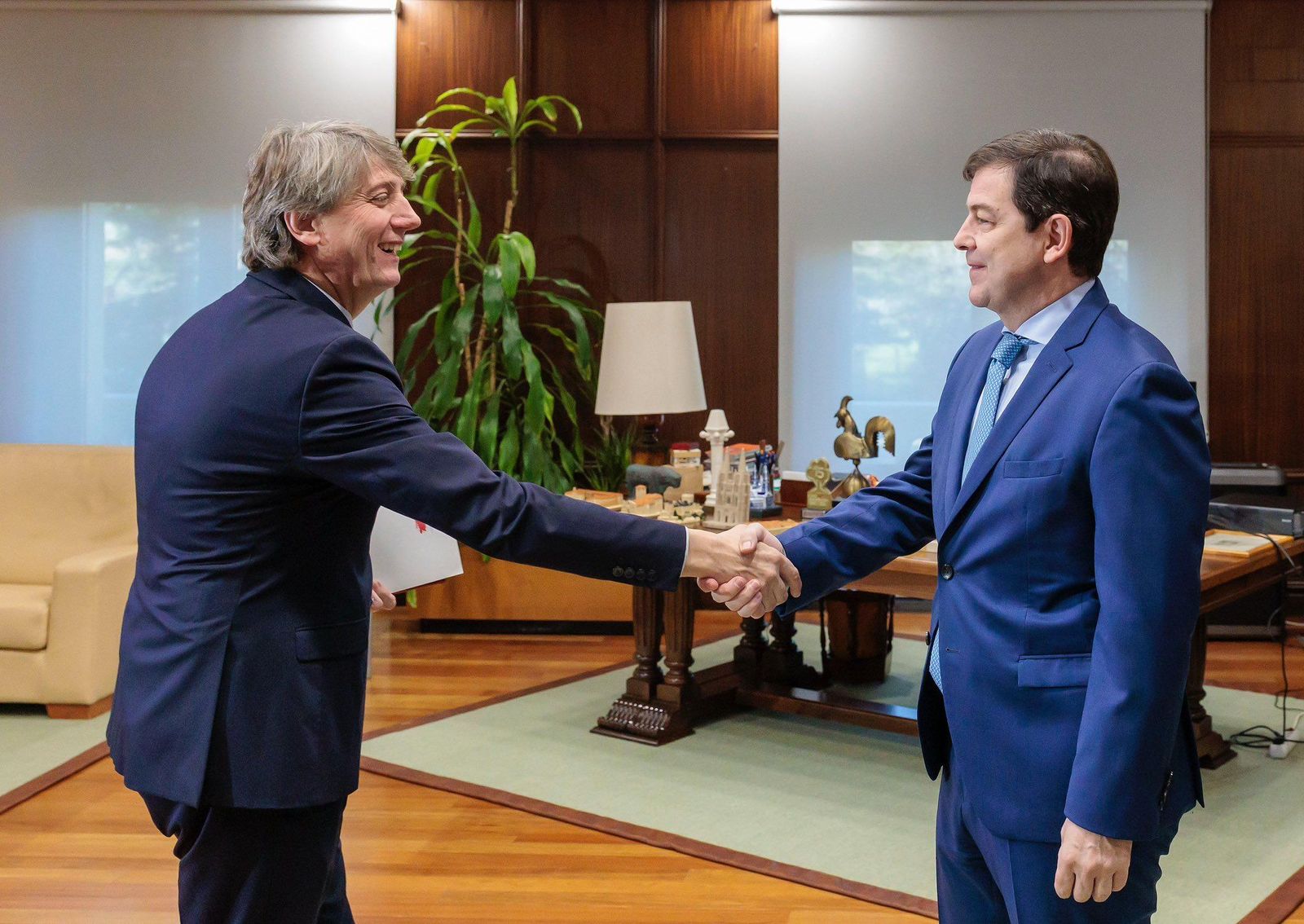 Mañueco (PP) y Carlos Martínez (PSOE) en una reunión el pasado 4 de abril