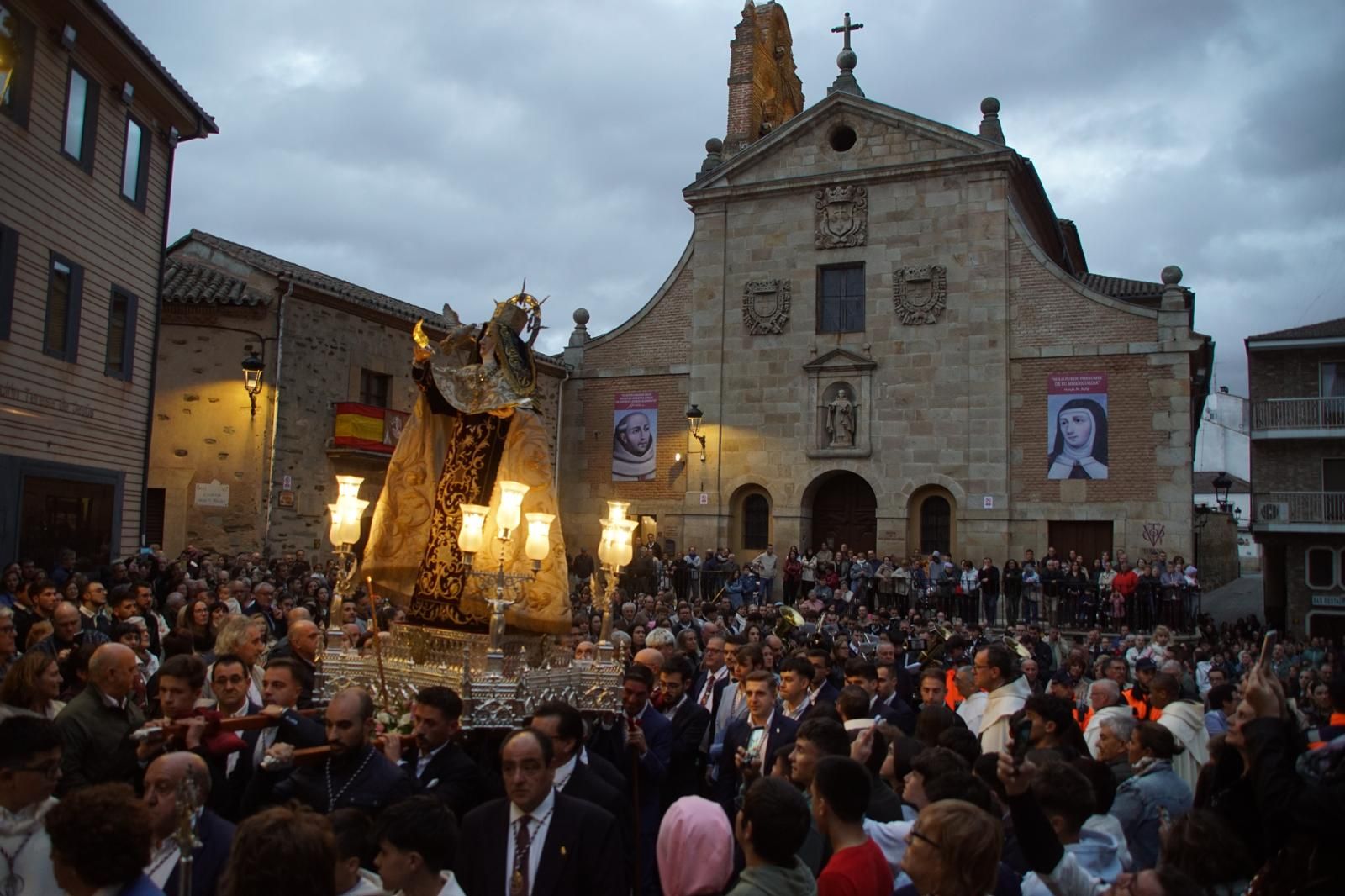Santa Teresa se despide de los albenses bajo la lluvia