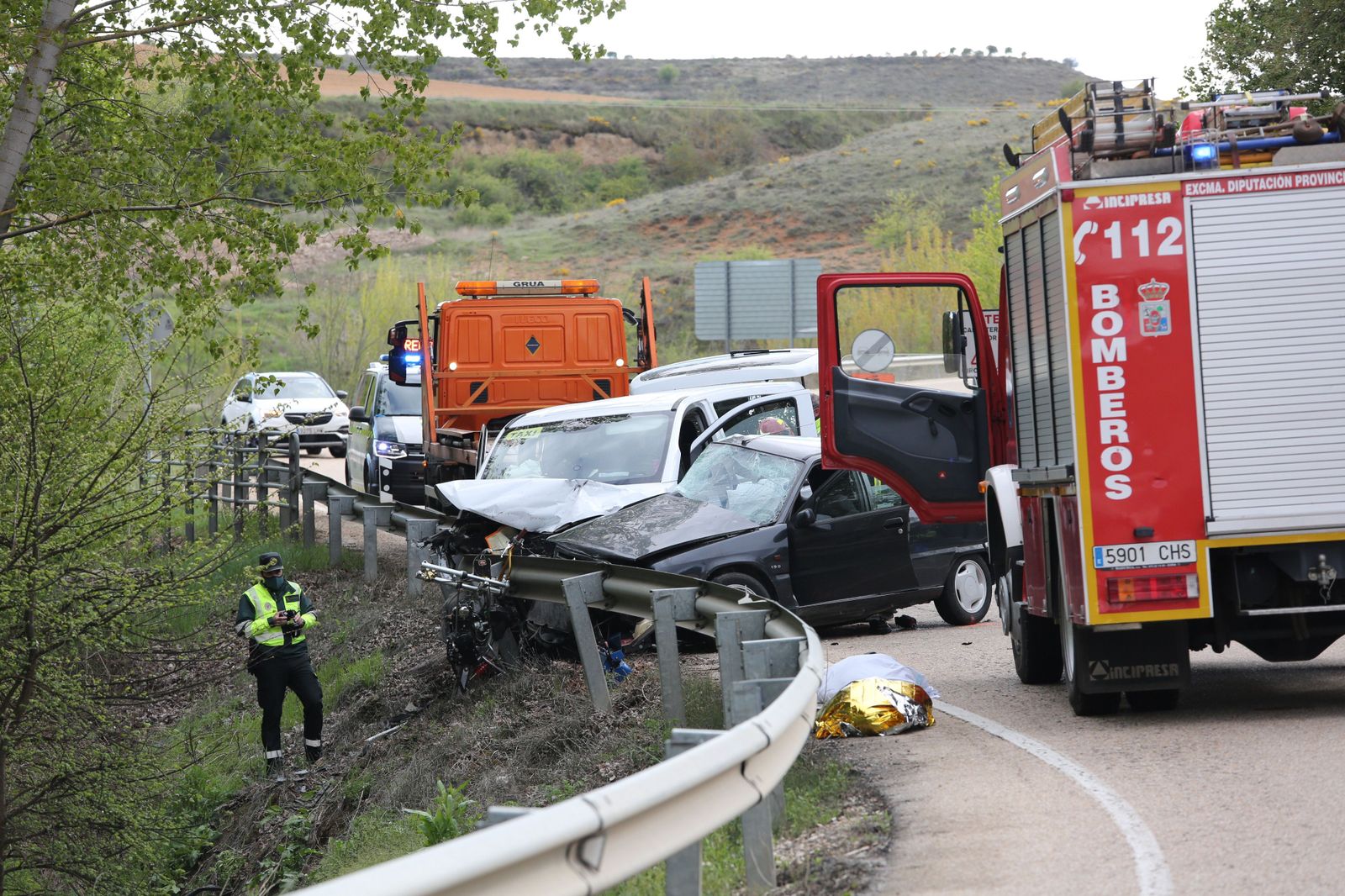 Dos muertos y tres heridos graves en una colisión entre un turismo y una furgoneta en Almazán (Soria)