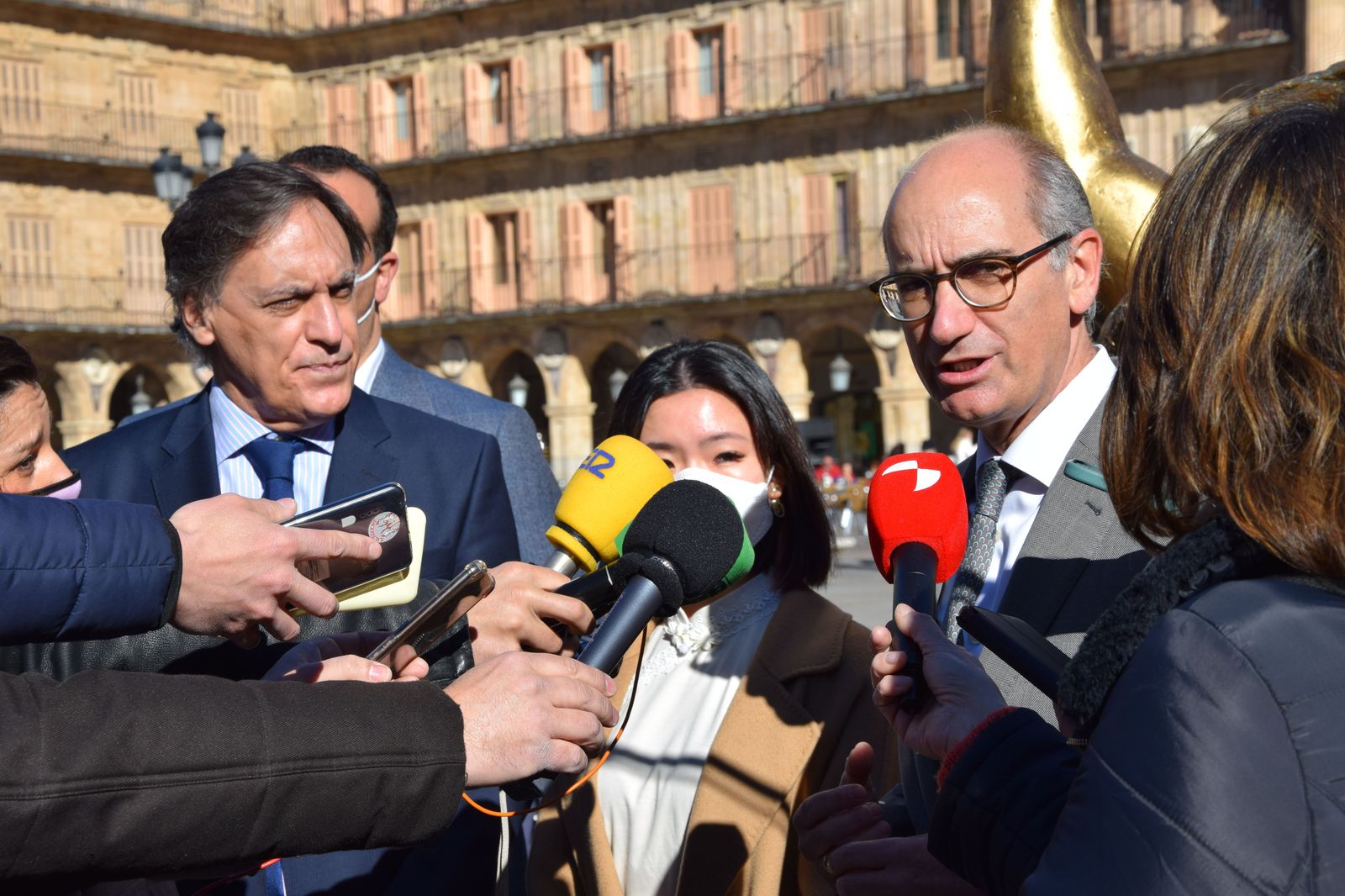 García Carbayo, Iglesias y Mingo inauguran la exposición de Xu Wong Fei (10)