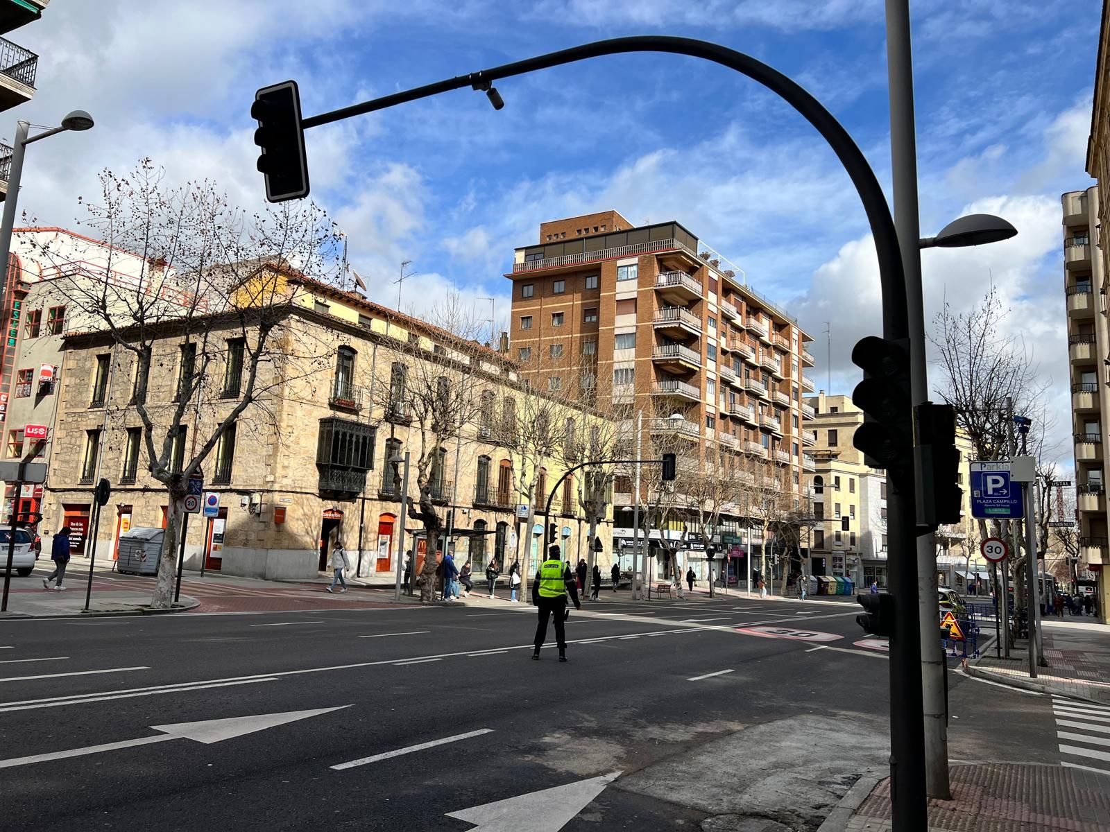 Agentes de la Policía Local dirigiendo el tráfico en la avenida de Mirat por un fallo de los semáforos. Fotos S24H (8)