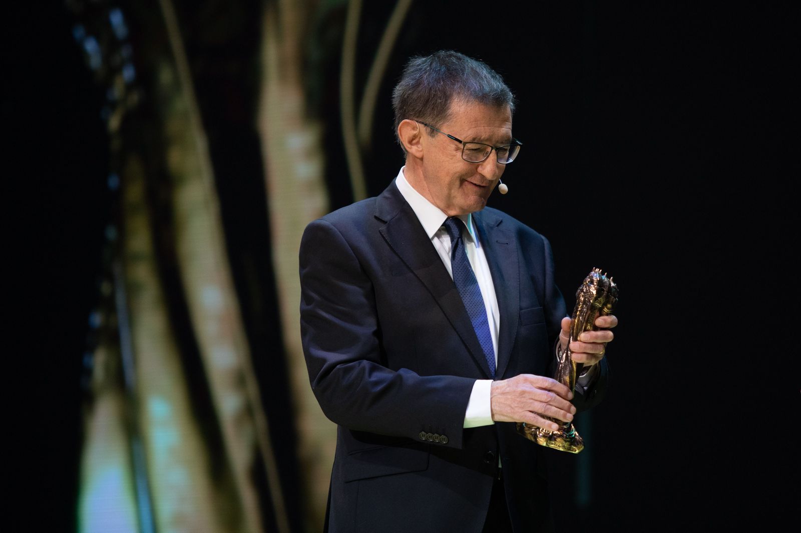 El director Francesc Betriu recibe el premio Gaudí de Honor-Miquel Porter 2020, durante la entrega de los XII Premios Gaudí que concede la Academia del Cine Catalán, en Barcelona (España), a 19 de