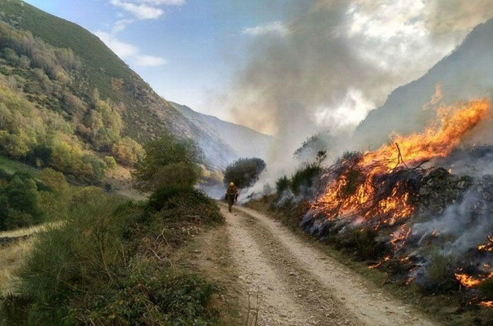Incendio cuneta bombero fuego