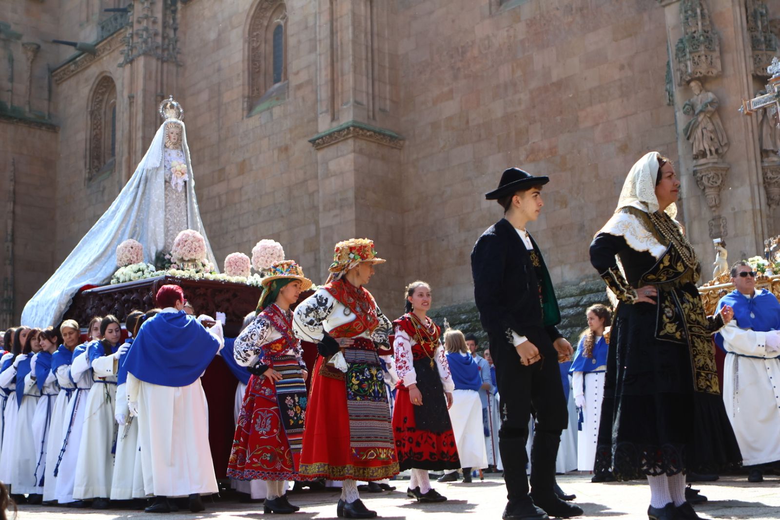 Procesión del encuentro de Nuestra Señora de la Alegría y Jesús Resucitado en el Domingo de Resurrección en Salamanca