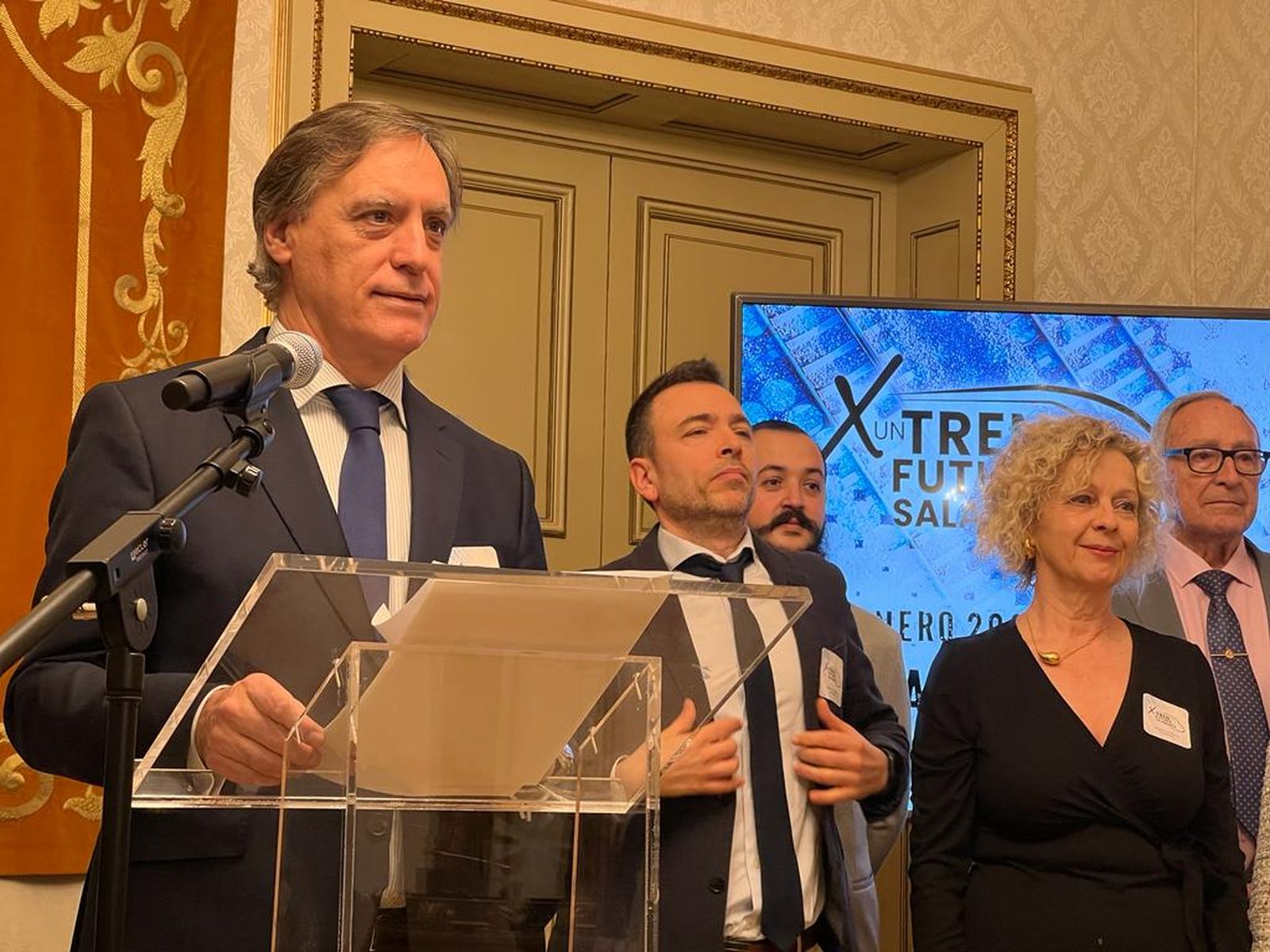 Carlos García Carbayo, explicando los detalles antes de la concentración 'X un tren de futuro para Salamanca'. Foto S24H