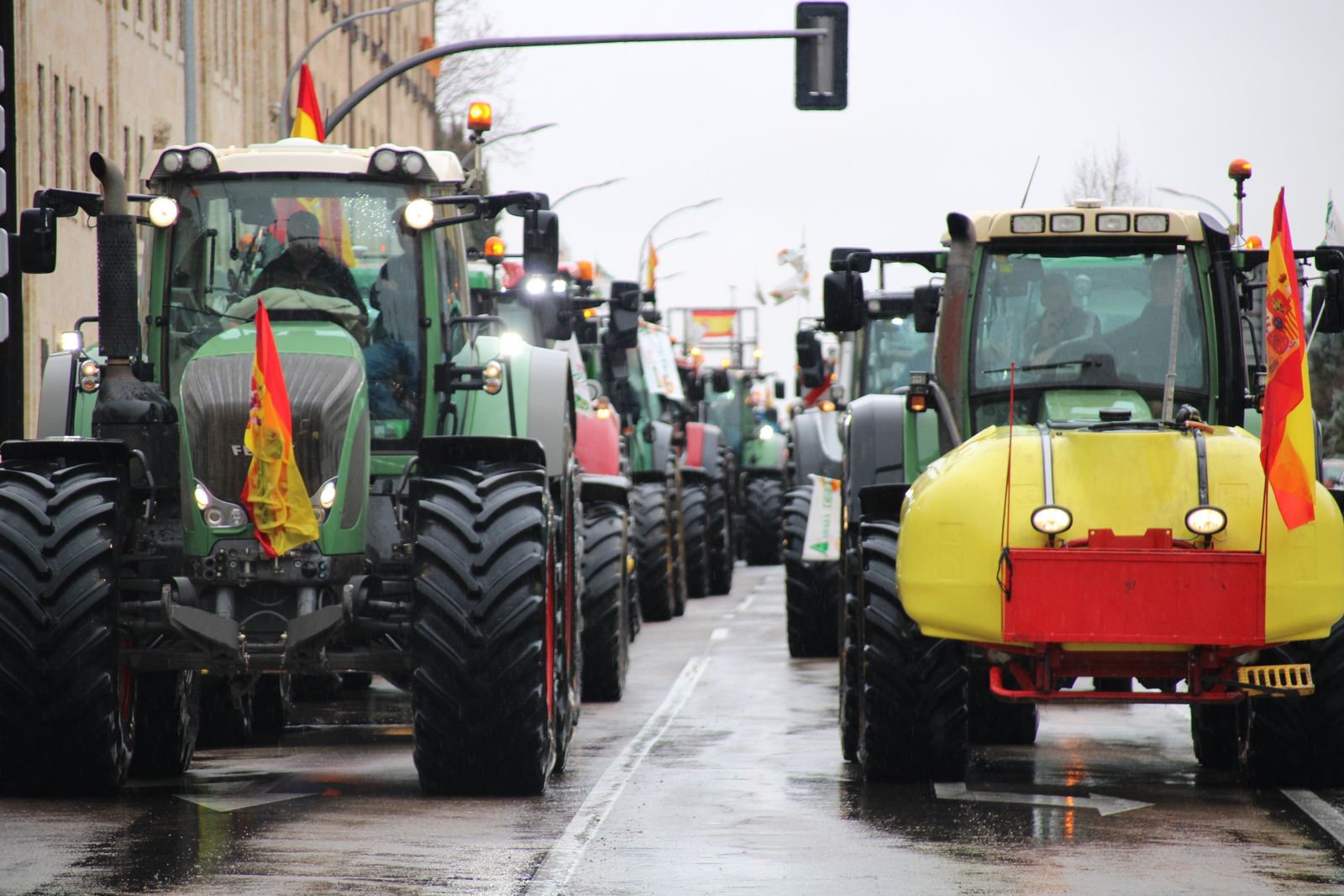 En imágenes la marcha con tractores y vehículos de campo en Salamanca en protesta contra Mercosur