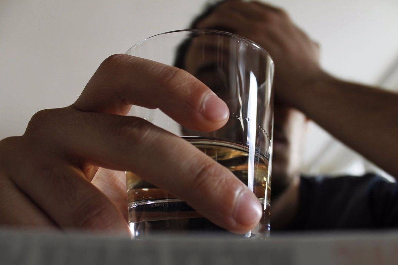 Hombre bebiendo alcohol. Foto Infosalus Hombre bebiendo alcohol. Foto Infosalus