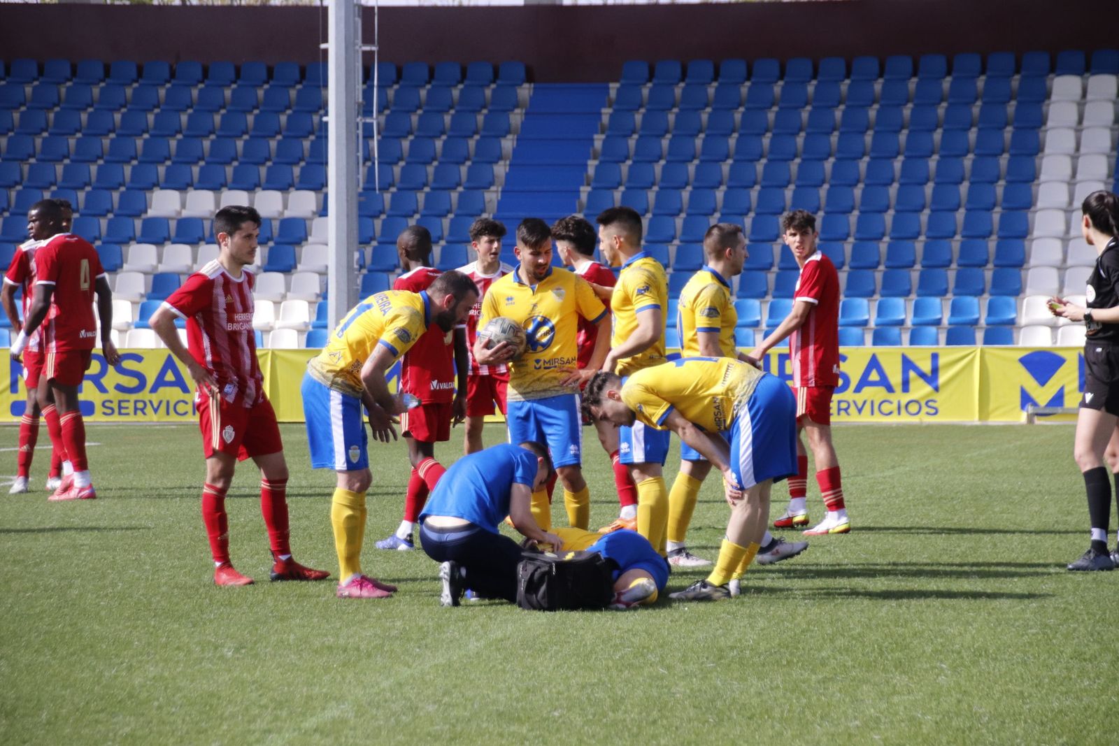 Un jugador del Real Monterrey en un encuentro en el Reina Sofía ante la Ponferradina B Un jugador del Real Monterrey en un encuentro en el Reina Sofía ante la Ponferradina B