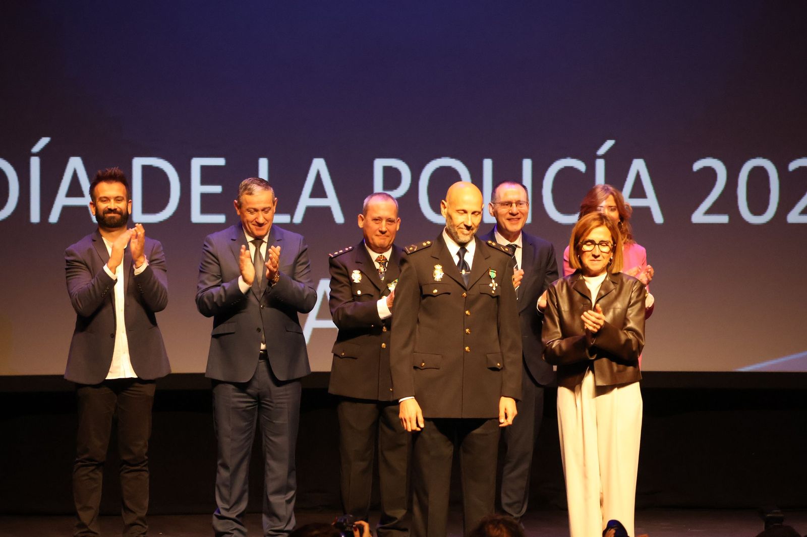 Ceremonia de imposición de condecoraciones a miembros de la Policía Nacional en honor a los Santos Ángeles Custodios