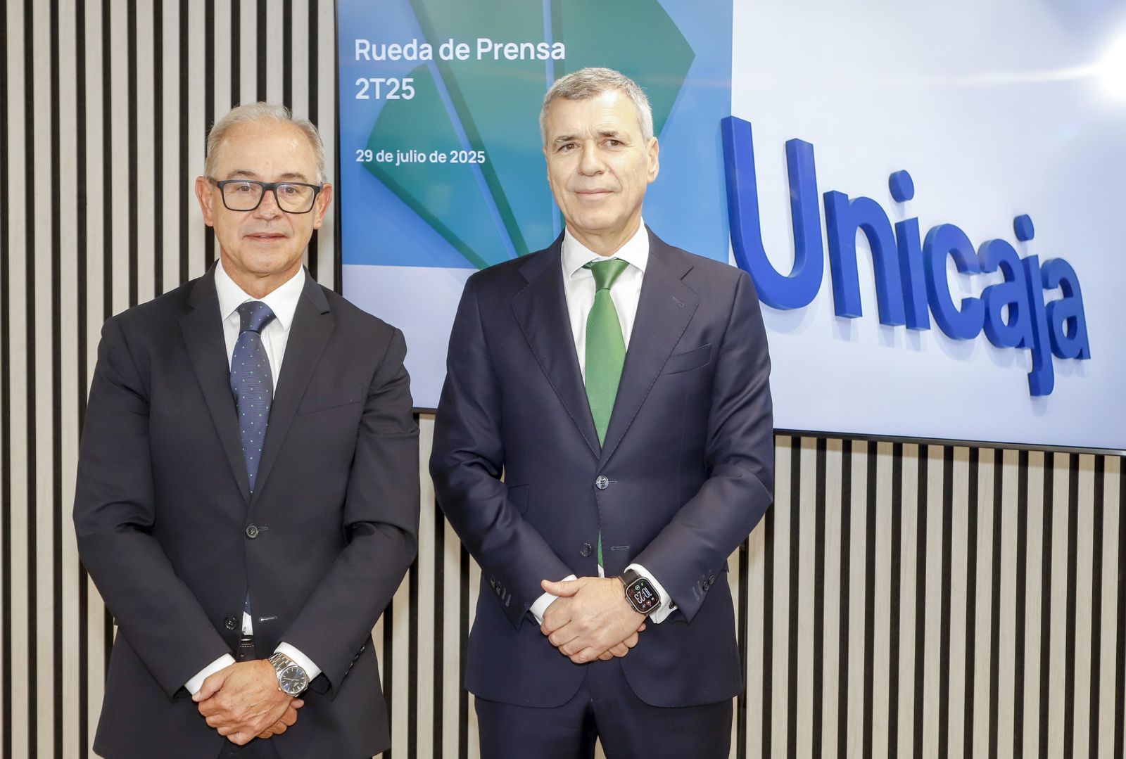 De izquierda a derecha, aparecen el CEO de Unicaja, Isidro Rubiales, y el director general de Finanzas, Pablo González.