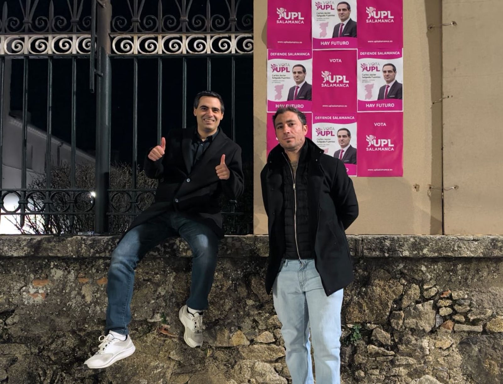 El cabeza de lista de UPL, Carlos Javier Salgado, y el número tres, Luis García, en la pegada de carteles en Béjar.