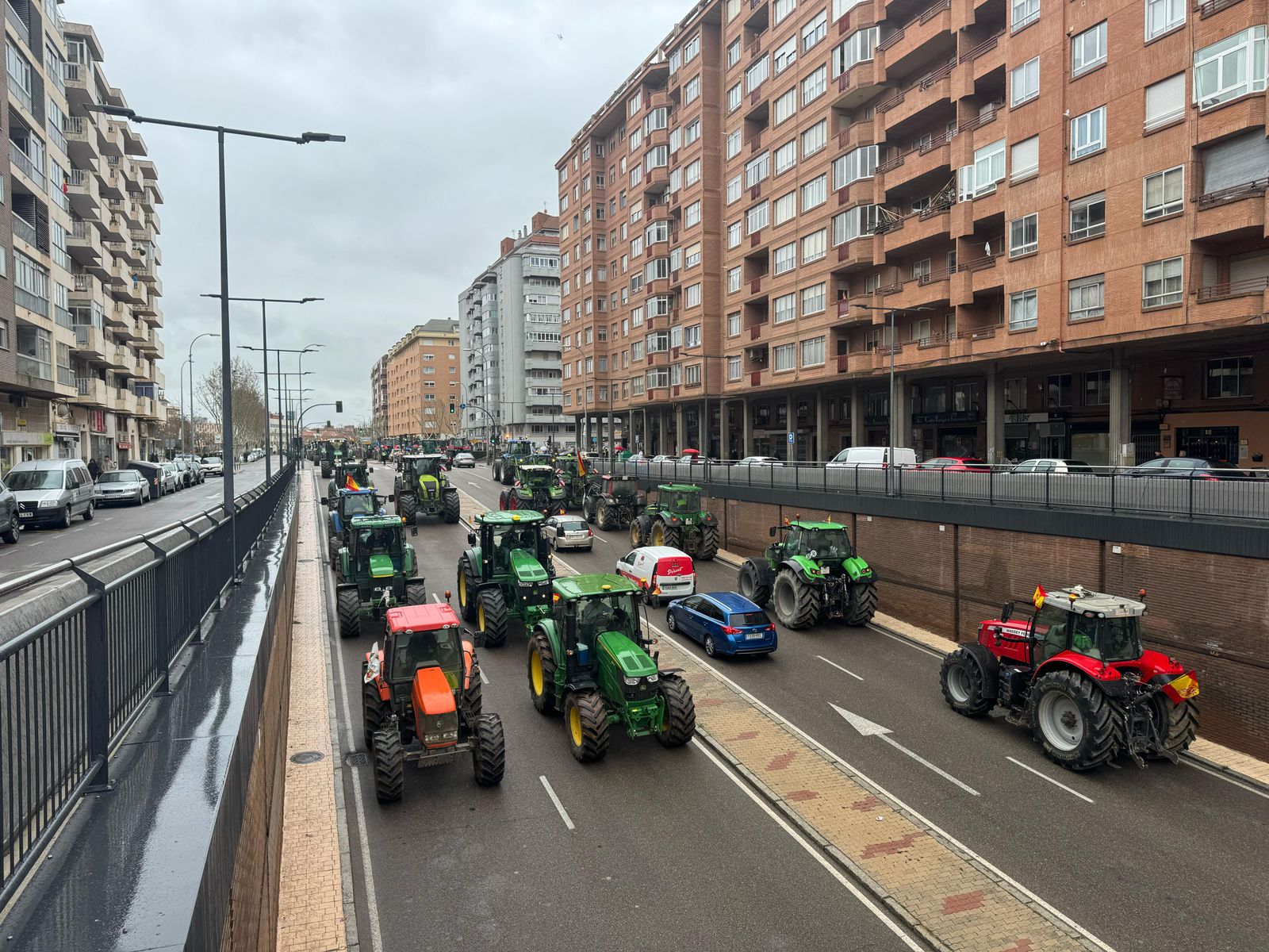 Tractores en la Avenida Cardenal Cisneros