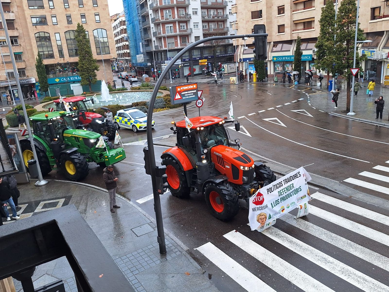 En imágenes la marcha con tractores y vehículos de campo en Salamanca en protesta contra Mercosur