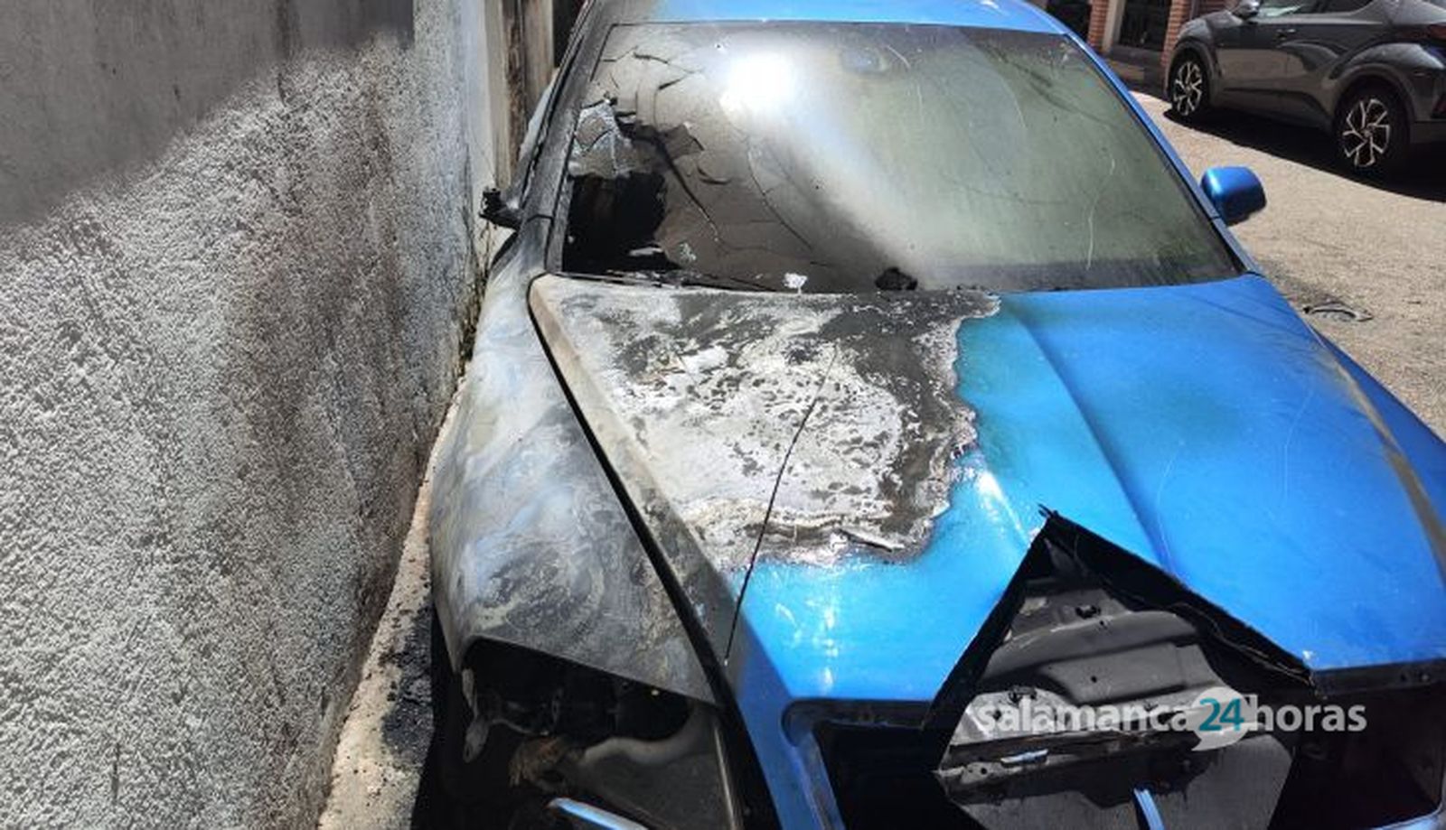 Vehículos calcinados en el incendio de un parking privado en la calle Gómez Arias. Fotos S24H