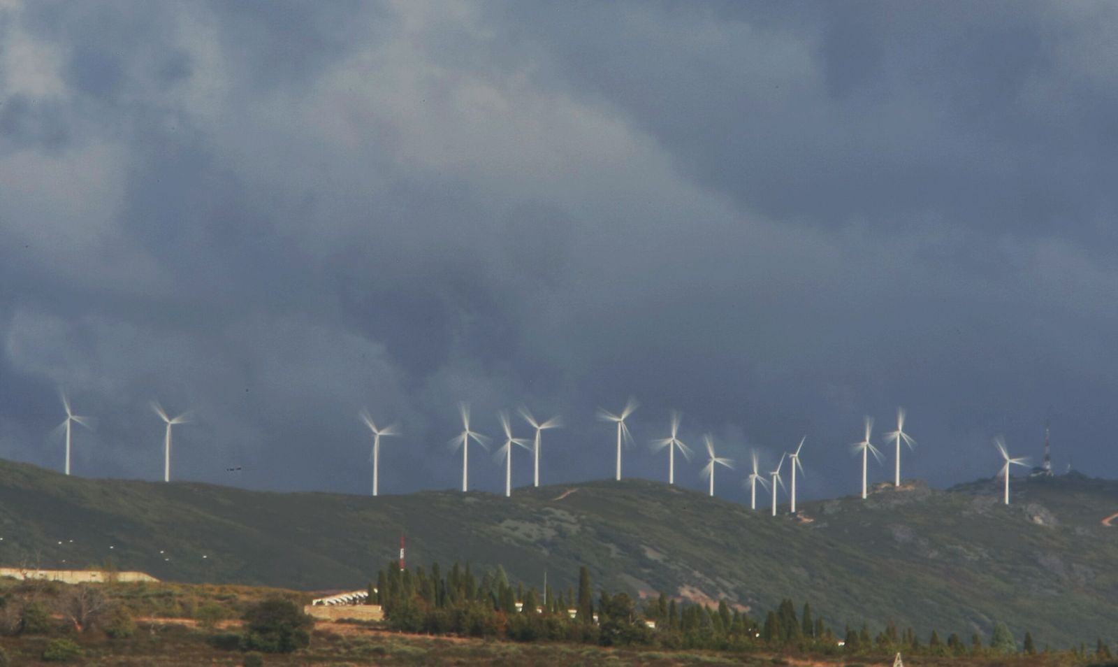 Aerogeneradores en un parque eólico del Bierzo. ICAL