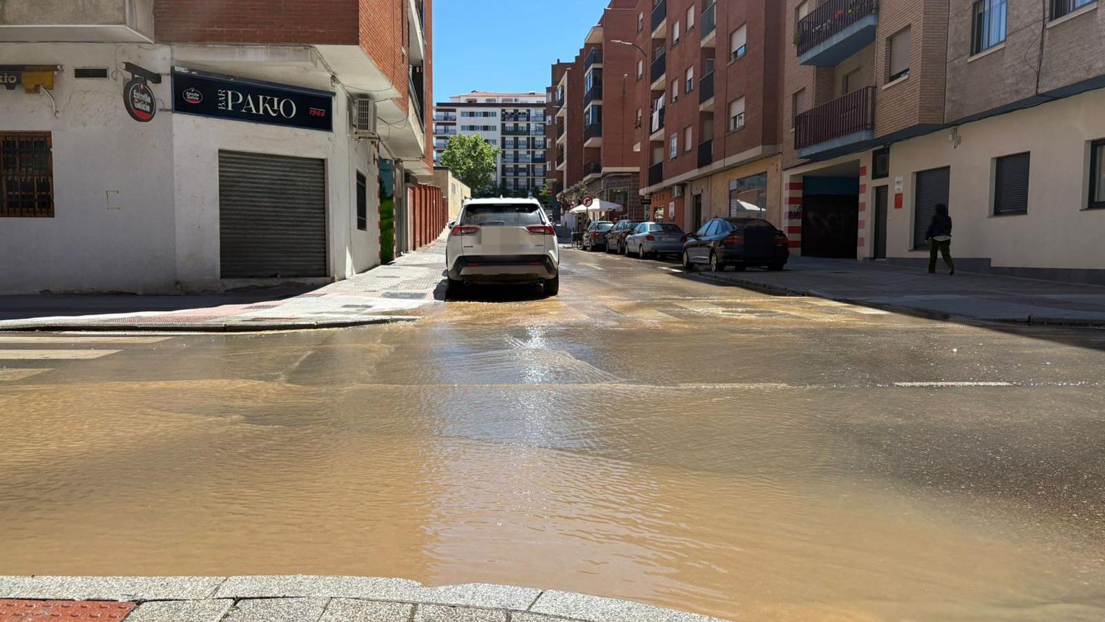 Un reventón de una tubería anega la calle Mérida de Salamanca