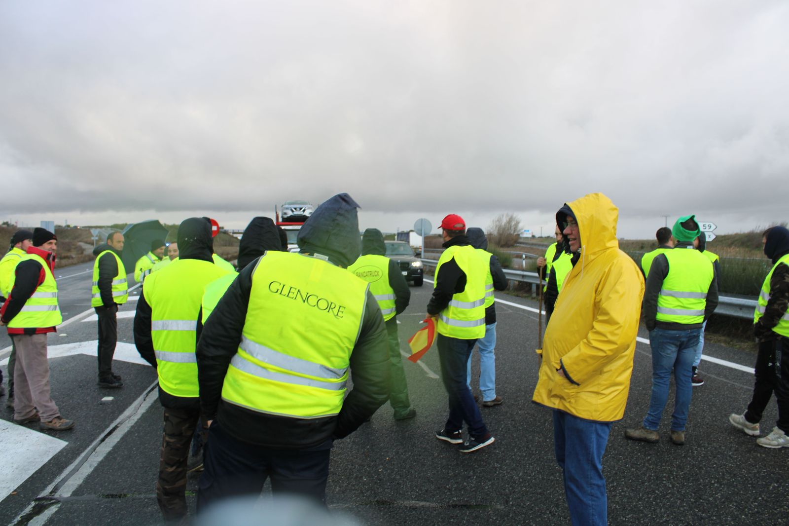 profesionales-del-campo-cortan-la-a-50-a-su-paso-por-penaranda-2