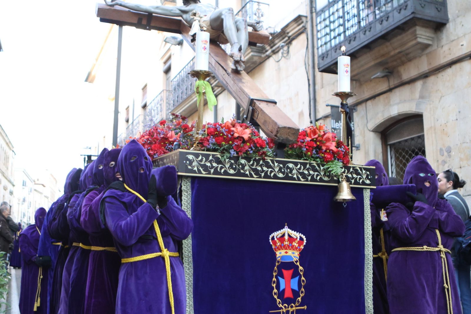 Jesús Rescatado procesiona en Salamanca con su nueva túnica y la atenta mirada de cientos de fieles